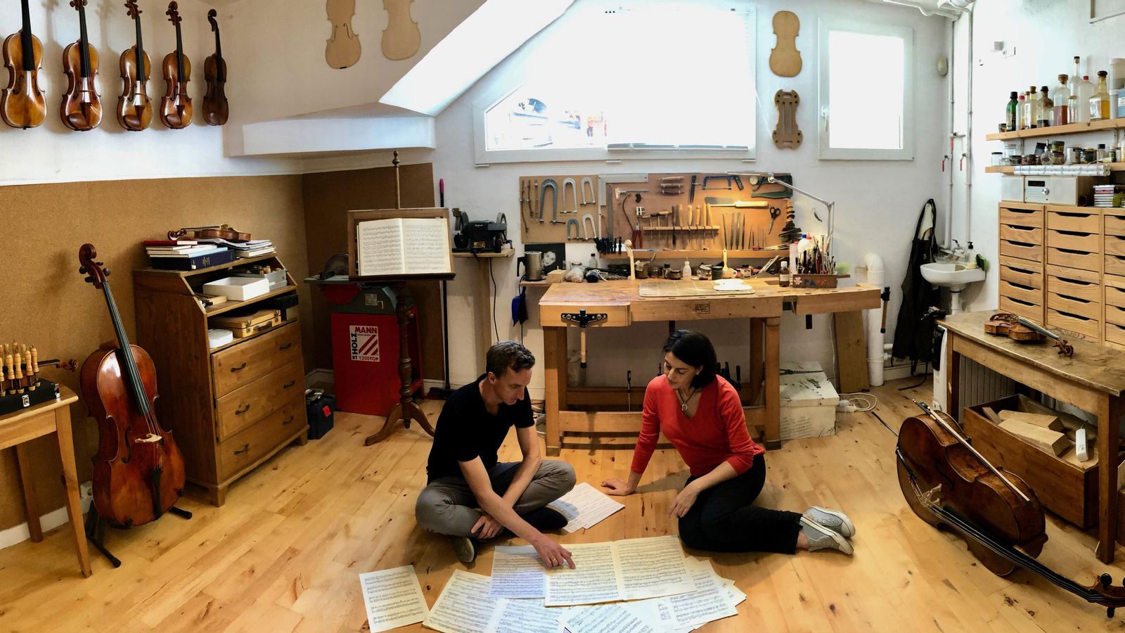 Marc Paquin con Orfilia Saiz en su taller de lutería.