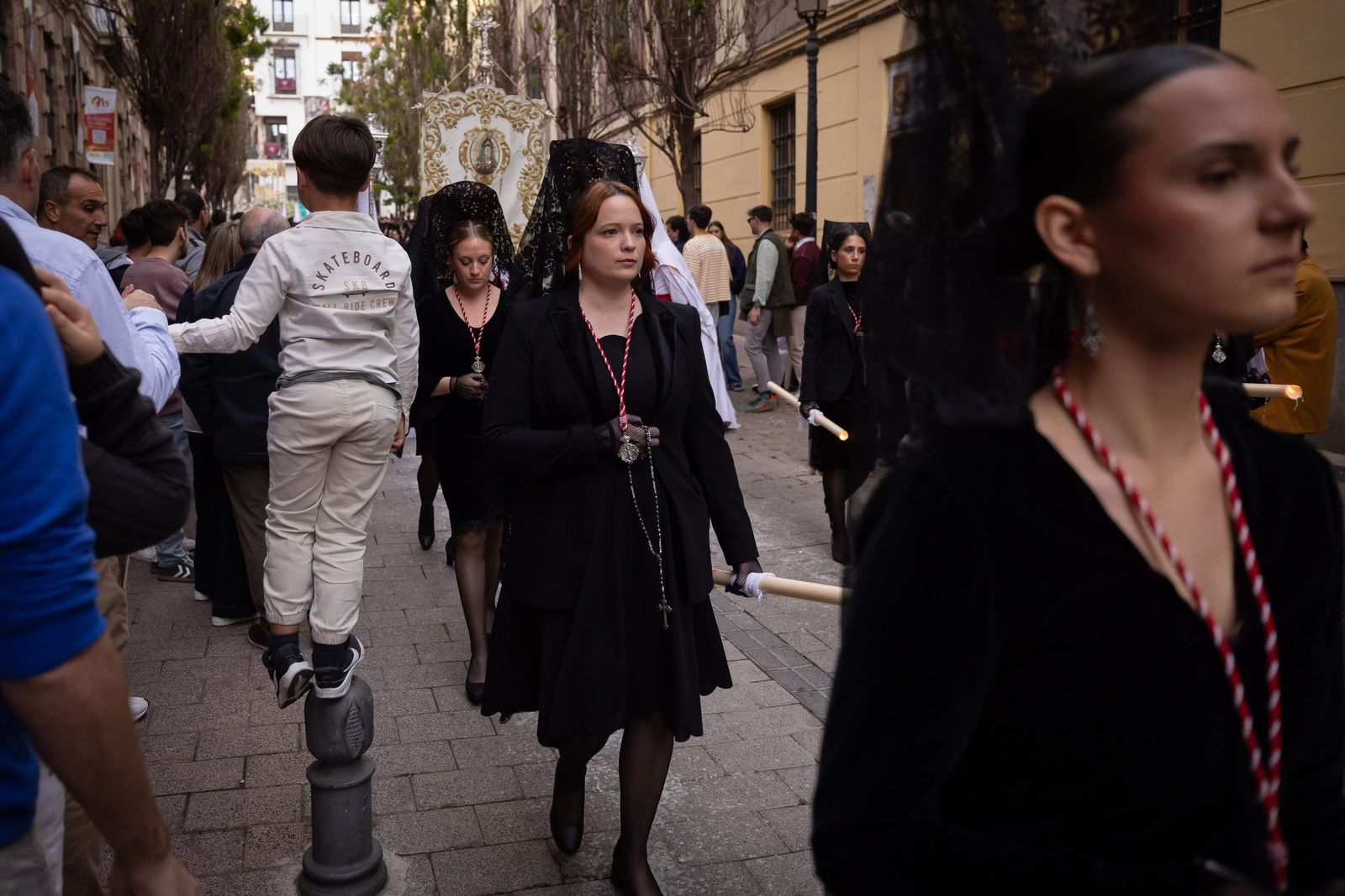 Las mejores fotos del nuevo recorrido por el Realejo de la procesión de la Aurora en el Jueves Santo de Granada