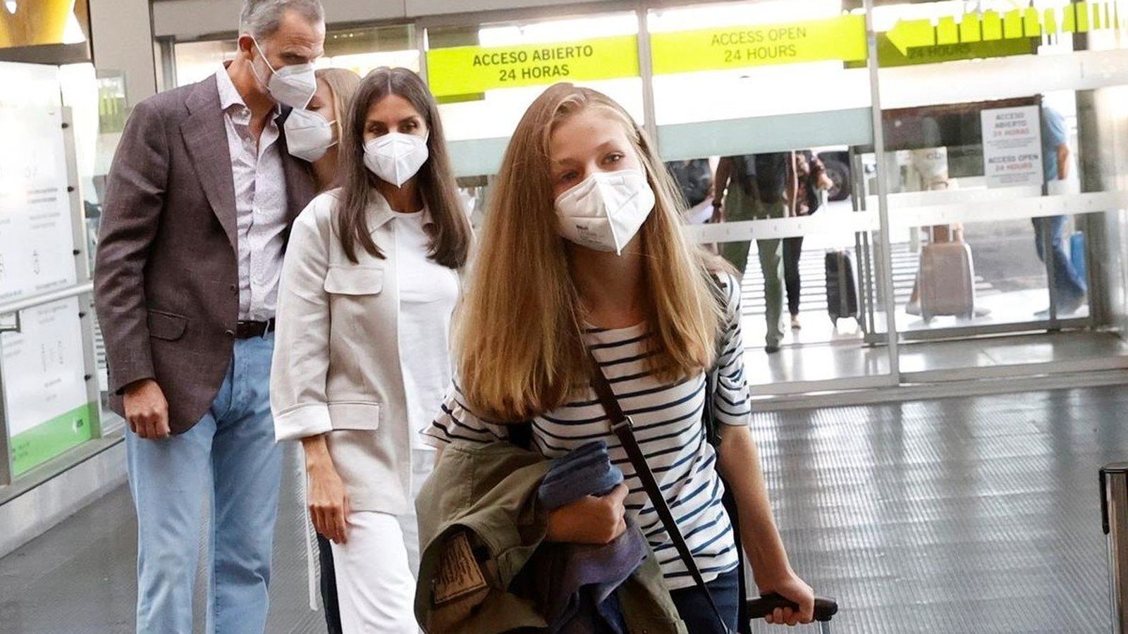 La princesa Leonor se despide de sus padres y de su hermana en el eropuerto antes de poner rumbo a Gales.