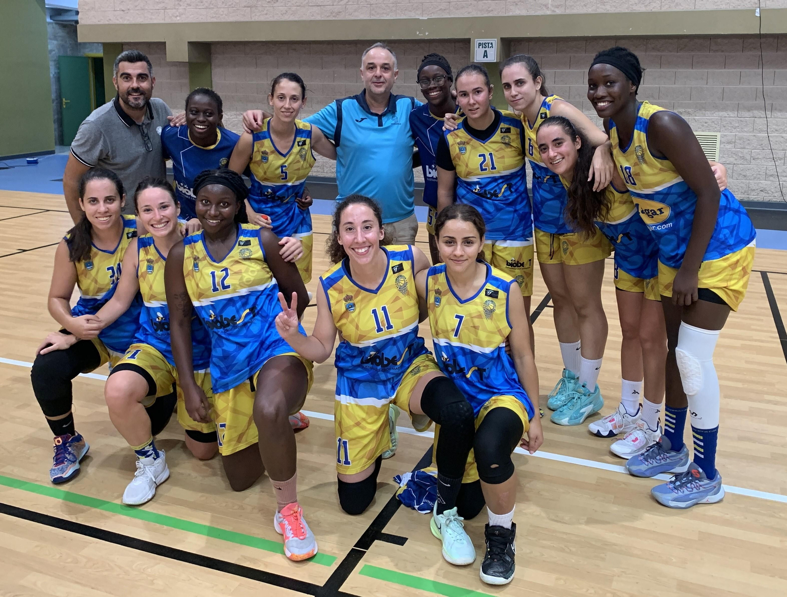 Las jugadoras del CB La Mojonera y su cuerpo técnico celebran una victoria esta temporada. Las jugadoras del CB La Mojonera y su cuerpo técnico celebran una victoria esta temporada.