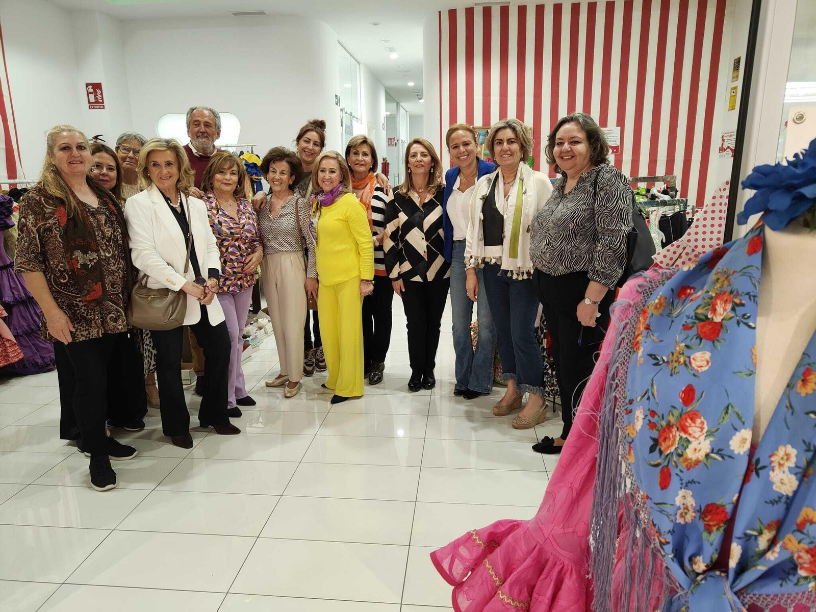 La delegada de Inclusión Social, Yessica Quintero, visita el mercadillo de trajes de flamenca con fines solidarios que Afacesje ha montado en Área Sur.