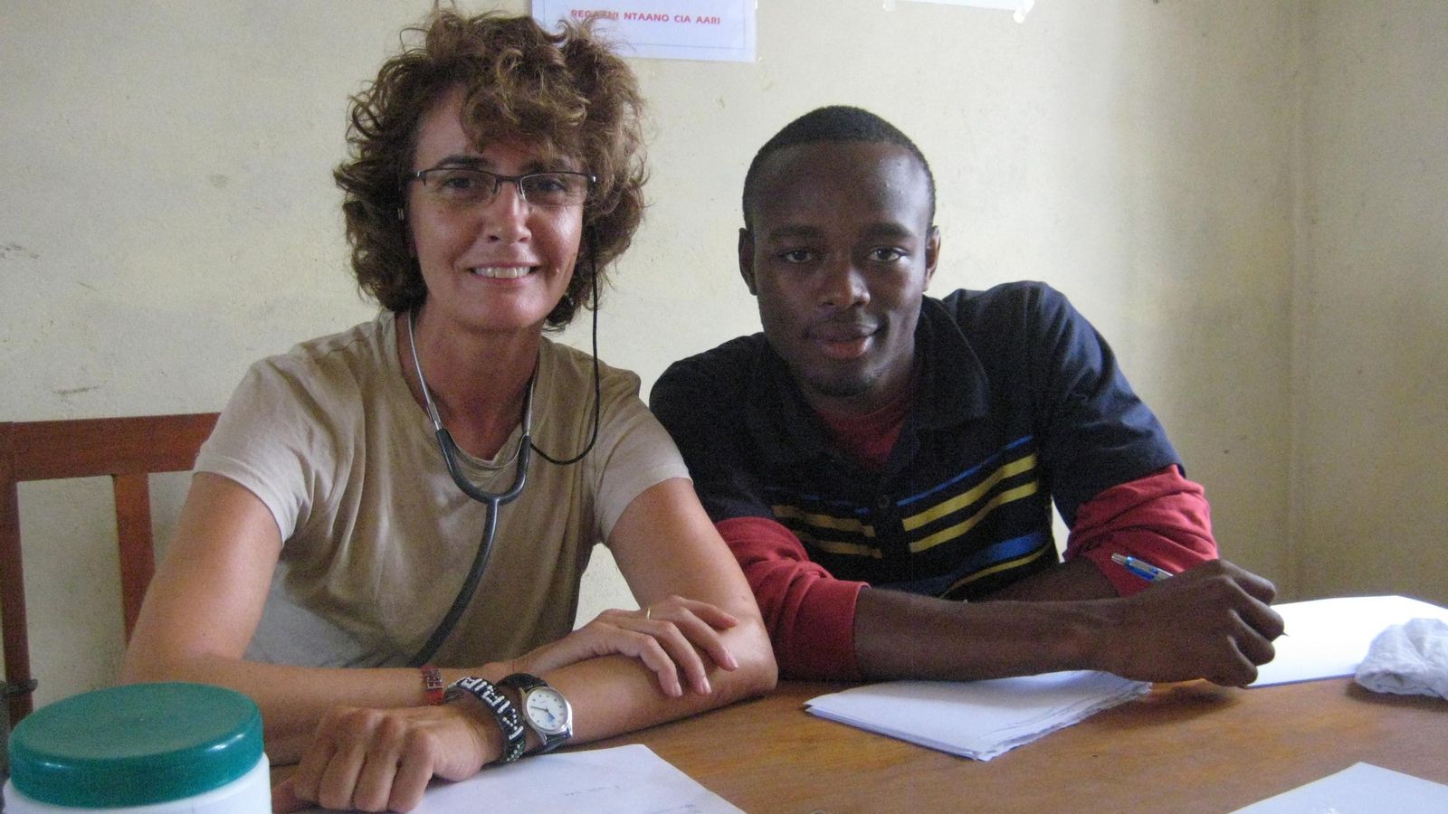 Juana Redondo en Tharaka (Kenia), con persnal médico que trabajaba en el consultorio.