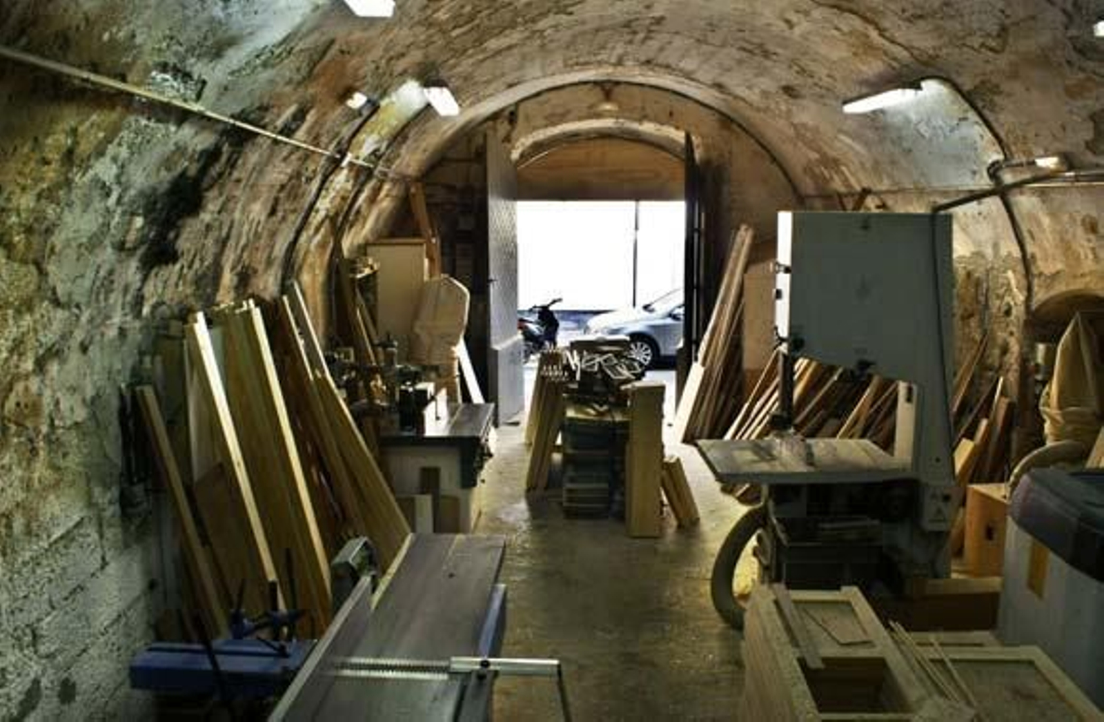 La muralla es un lugar poco conocido y transitado que se convierte en foco de actos vandálicos con pintadas, cristales rotos y orines

Foto: Almudena Torres