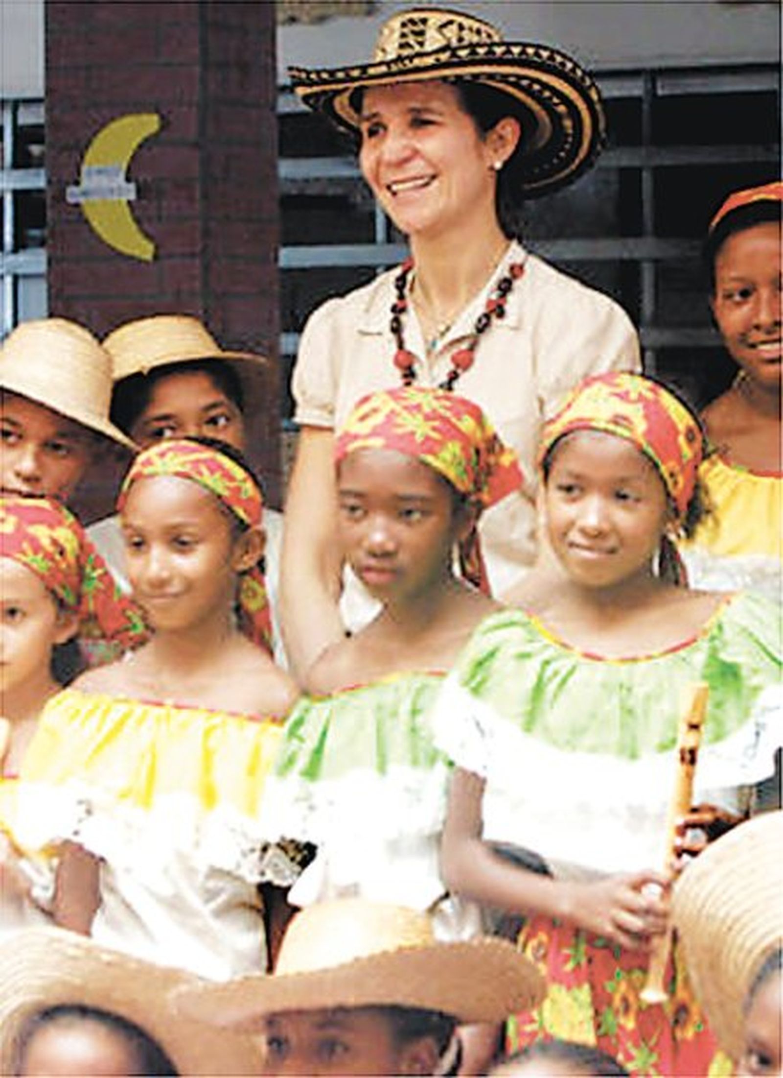 Colombia recibe a la infanta Elena en su primer viaje solidario