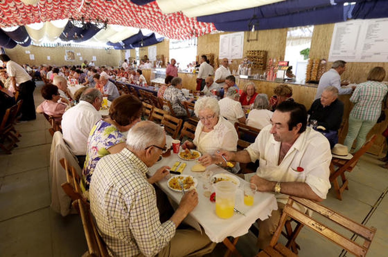 La Caseta de los Mayores, a mediodía de ayer a pleno rendimiento.

Foto: Miguel Angel Gonzalez