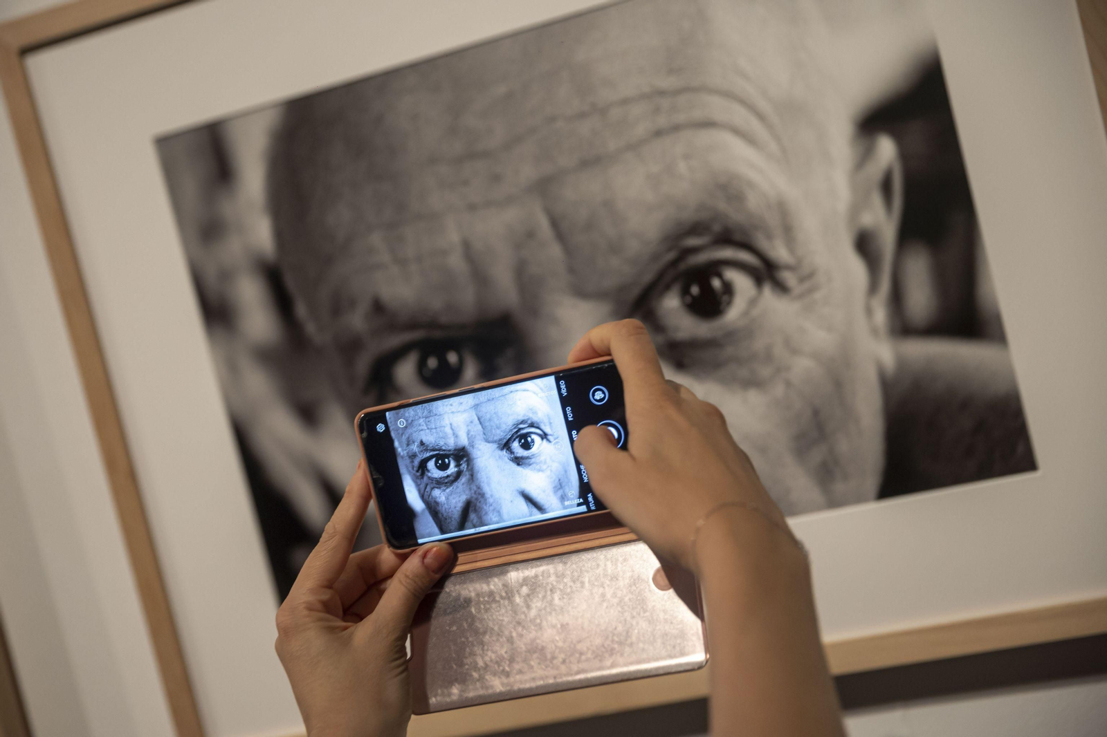 Una persona realiza una fotografía a un retrato de Picasso. Una persona realiza una fotografía a un retrato de Picasso.