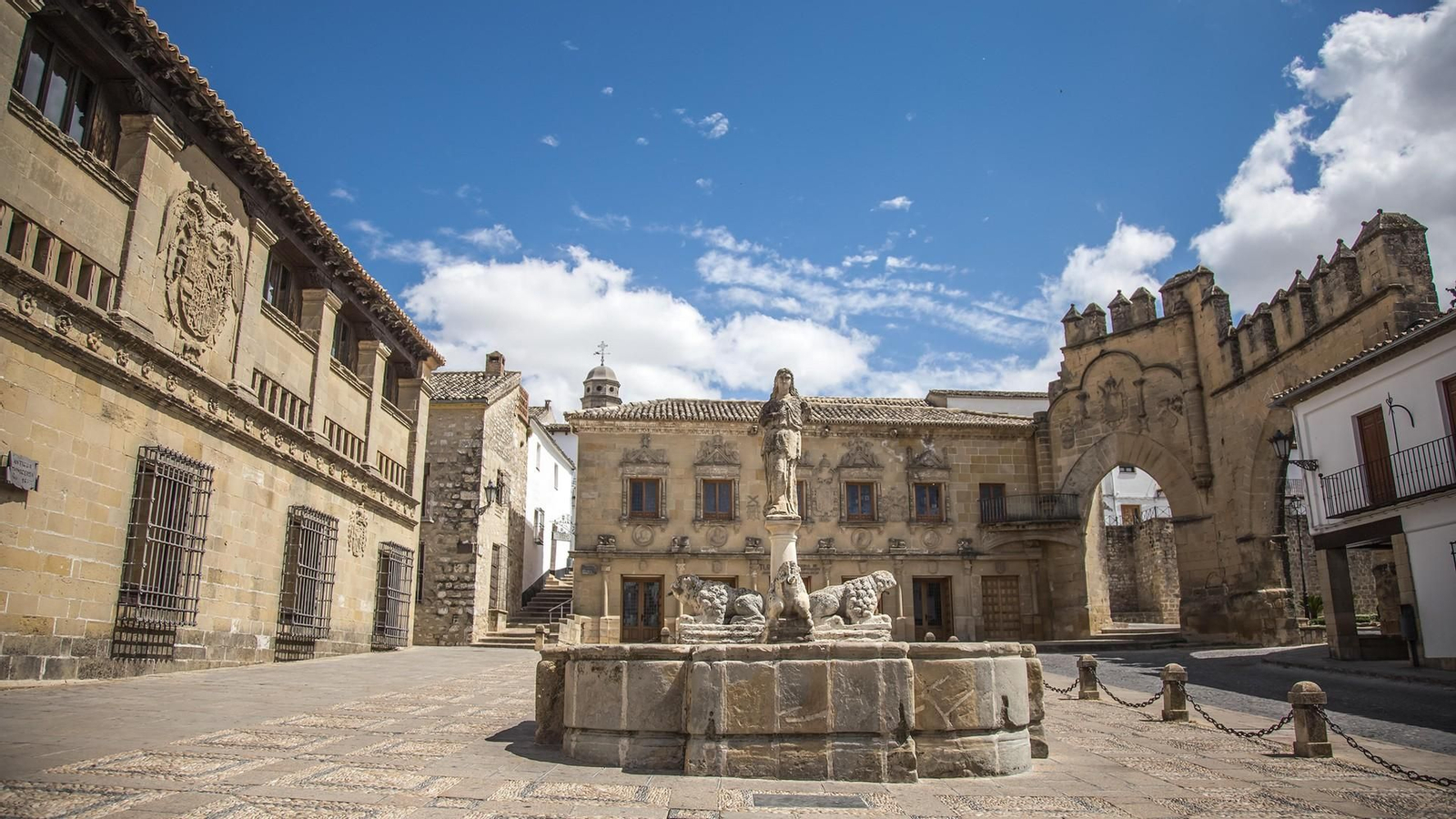 Estatua de Imilce en la plaza del Pópulo de Baeza.