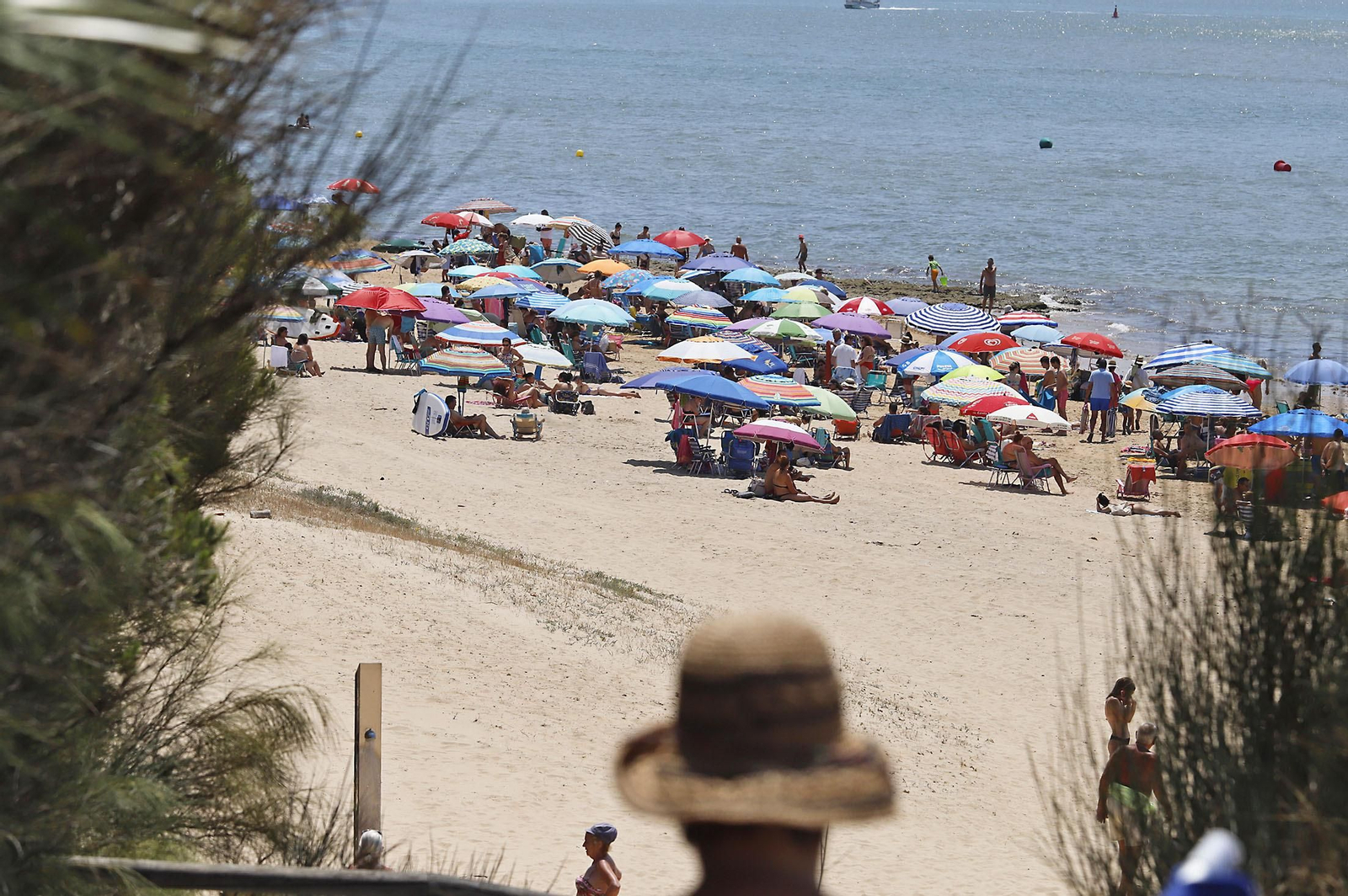 Las imágenes de la jornada de domingo en las playas de Huelva
