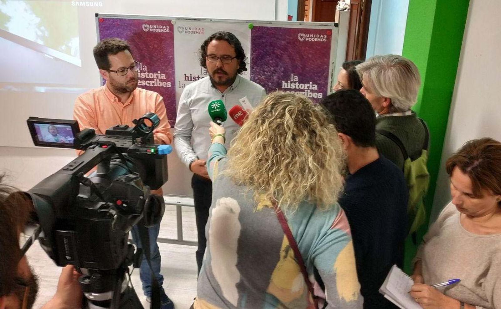 Los coordinadores provinciales de Podemos e IU, José Ignacio García y Fernando Macías, atienden a los medios de comunicación la noche electoral del 28-A en Cádiz.