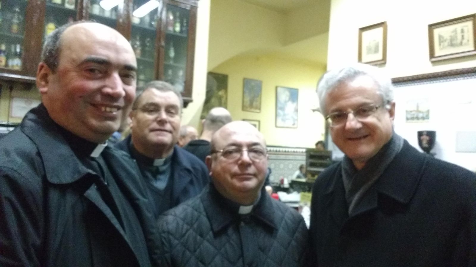 Joan-Enric Vives (derecha) en el bar Guadiana, con los párrocos de Ómniun Sanctórum, San Lorenzo y Valencina.