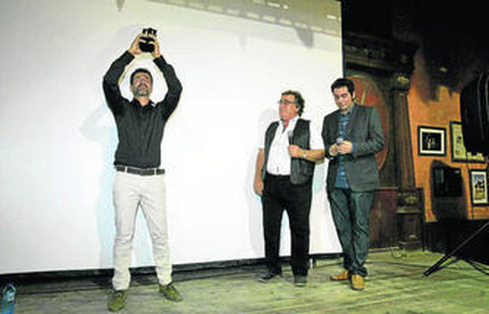 Rodolfo Sancho recoge el premio 'Tabernas de cine 2015' a titulo póstumo a su padre, mientras mira al cielo.