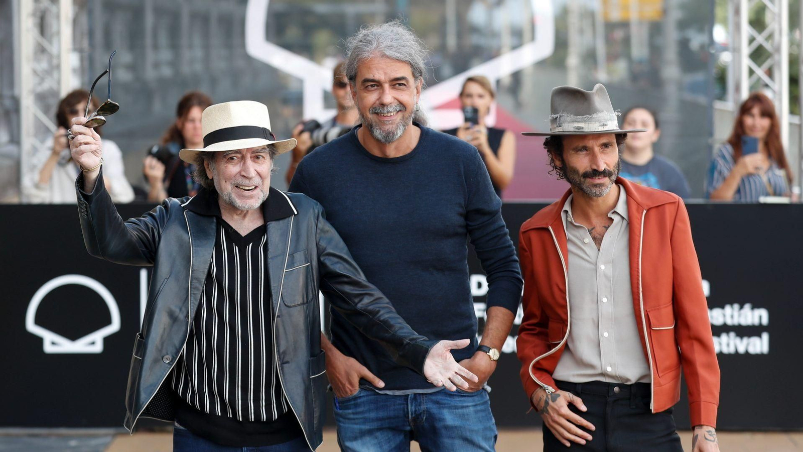 Sabina junto al León de Aranoa y Leiva en la presentación del documental en San Sebastián