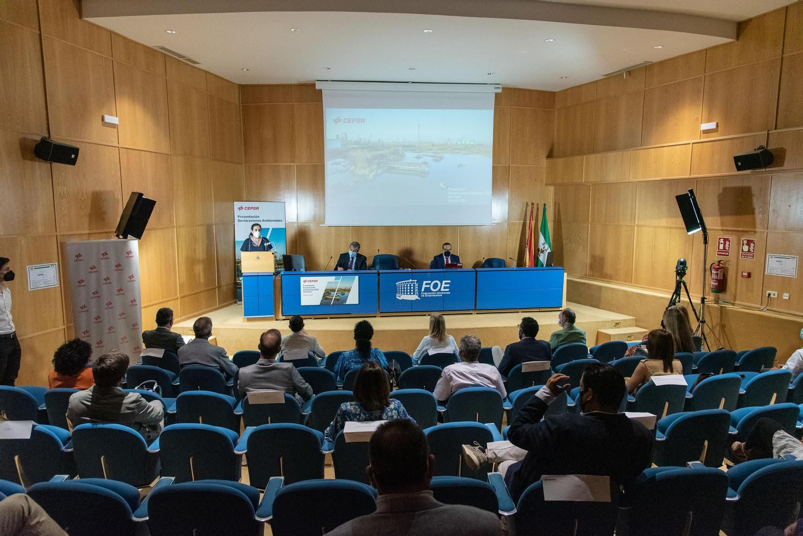 Aspecto del salón de actos de la FOE durante la presentación del documento.