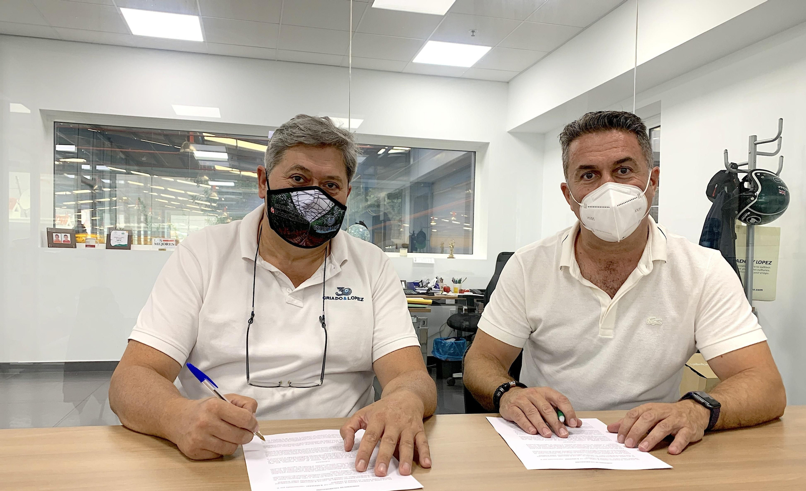 De izquierda a derecha: Salvador López (Director Gerente de Criado y López) y Juan Carlos Rodríguez (Director Comercial de Koppert en Almería), durante la firma del convenio.