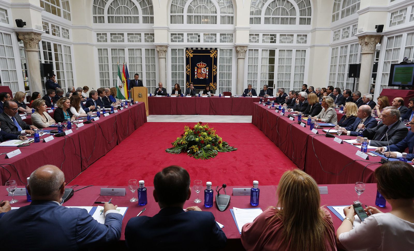 La cumbre de delegados del Gobierno en la Plaza de España, en imágenes