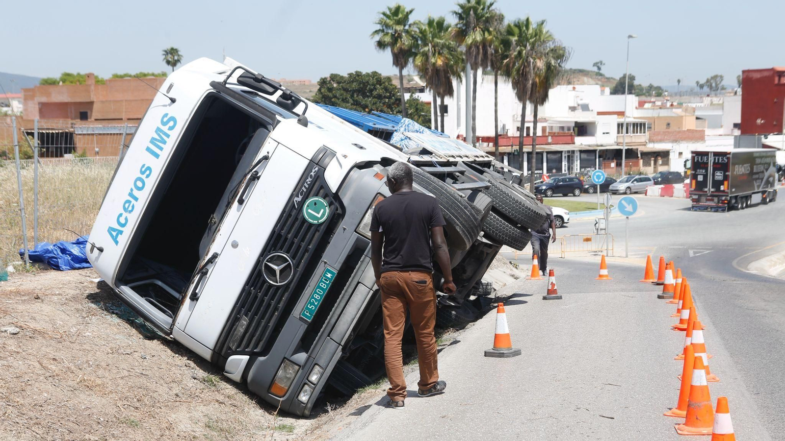 Un camión volcado obliga a cortar la carretera de Los Yankis en Algeciras en sentido a Getares.