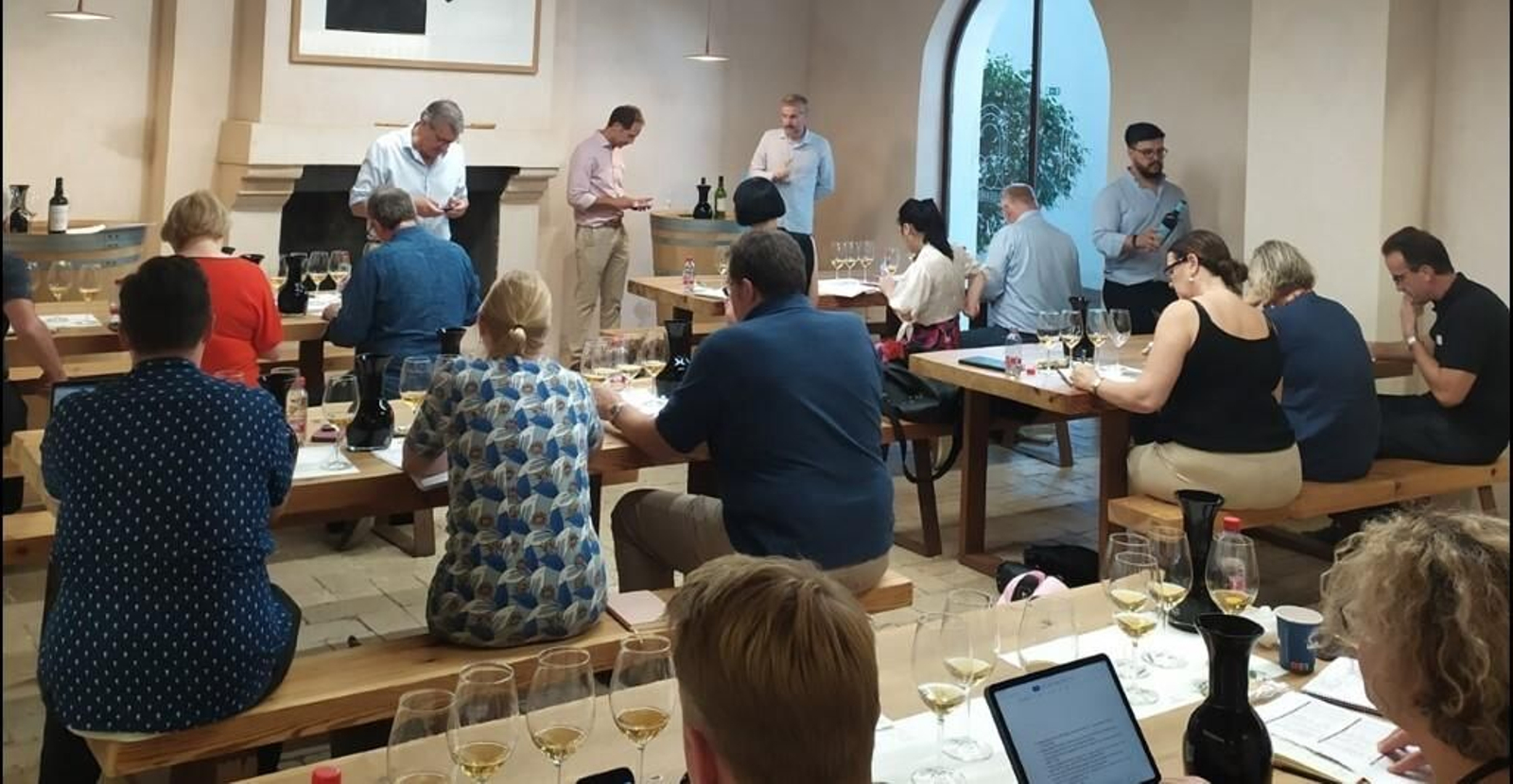 Los Master of Wine durante la cata en el Salón Bicentenario de la bodega sanluqueña. Los Master of Wine durante la cata en el Salón Bicentenario de la bodega sanluqueña.