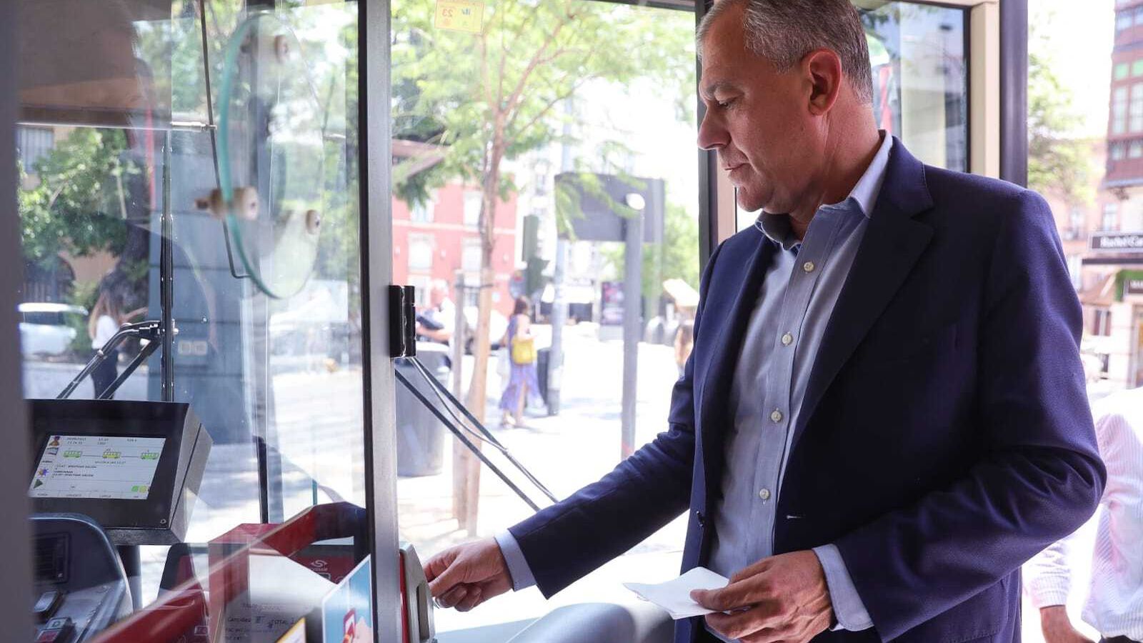 José Luis Sanz en un bus de Tussam, este viernes.
