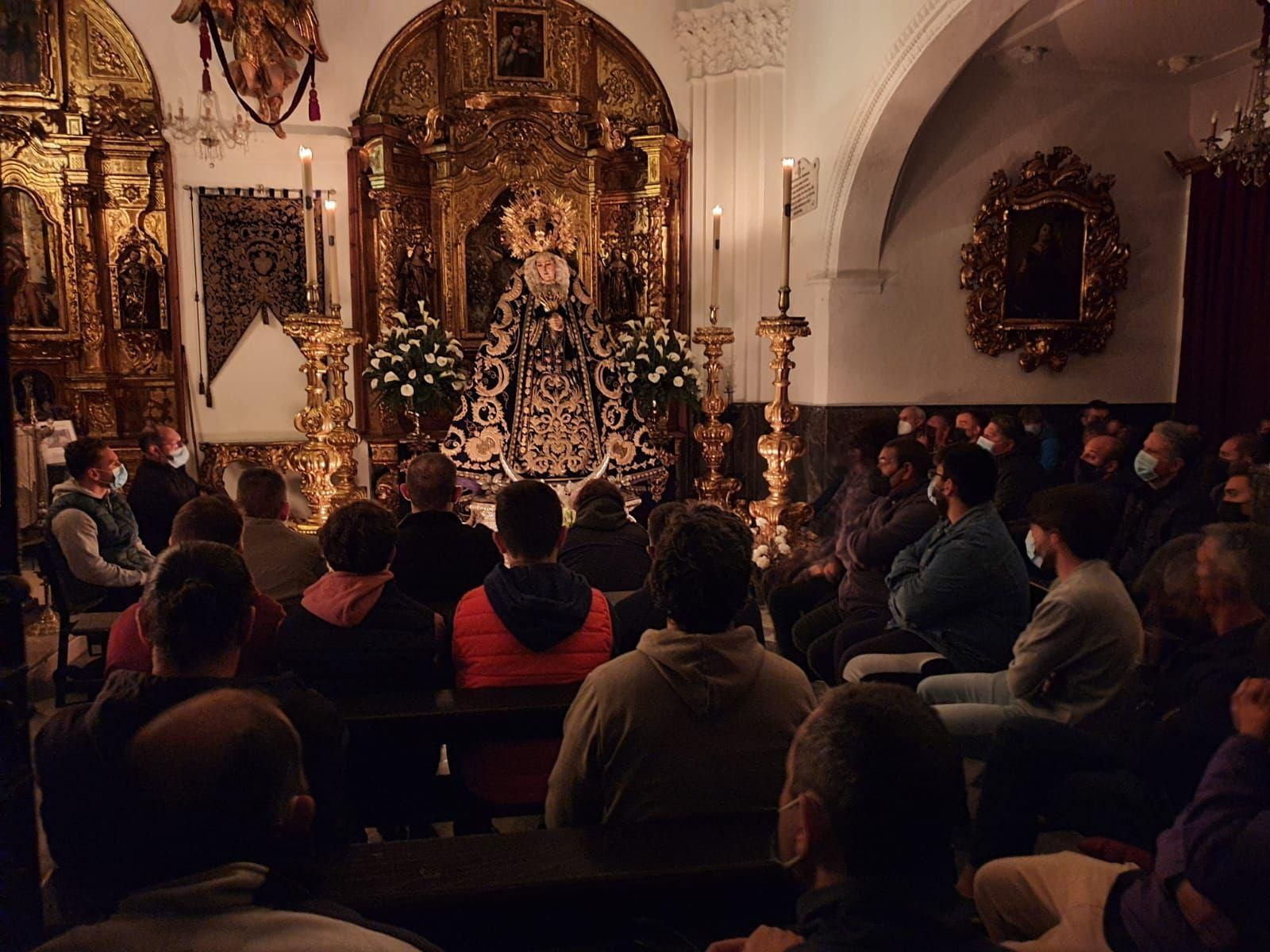 Encuentro de los cargadores de la Virgen de los Dolores a los pies de la imagen, en su capilla. Encuentro de los cargadores de la Virgen de los Dolores a los pies de la imagen, en su capilla.