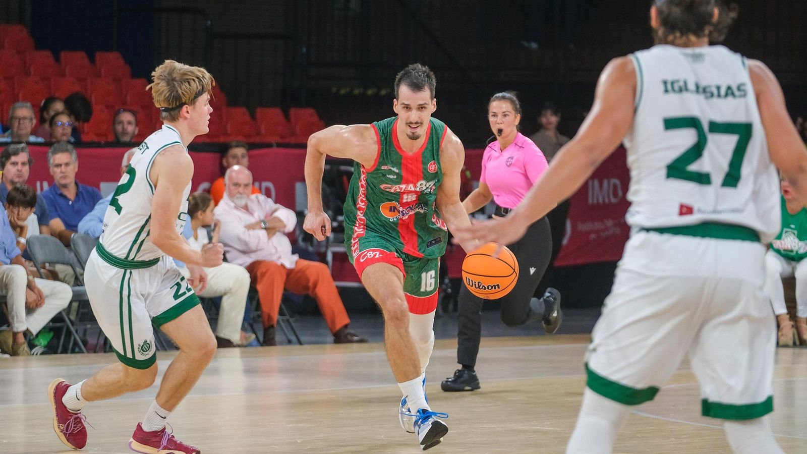 El cajista Dedovic avanza cone l balón.