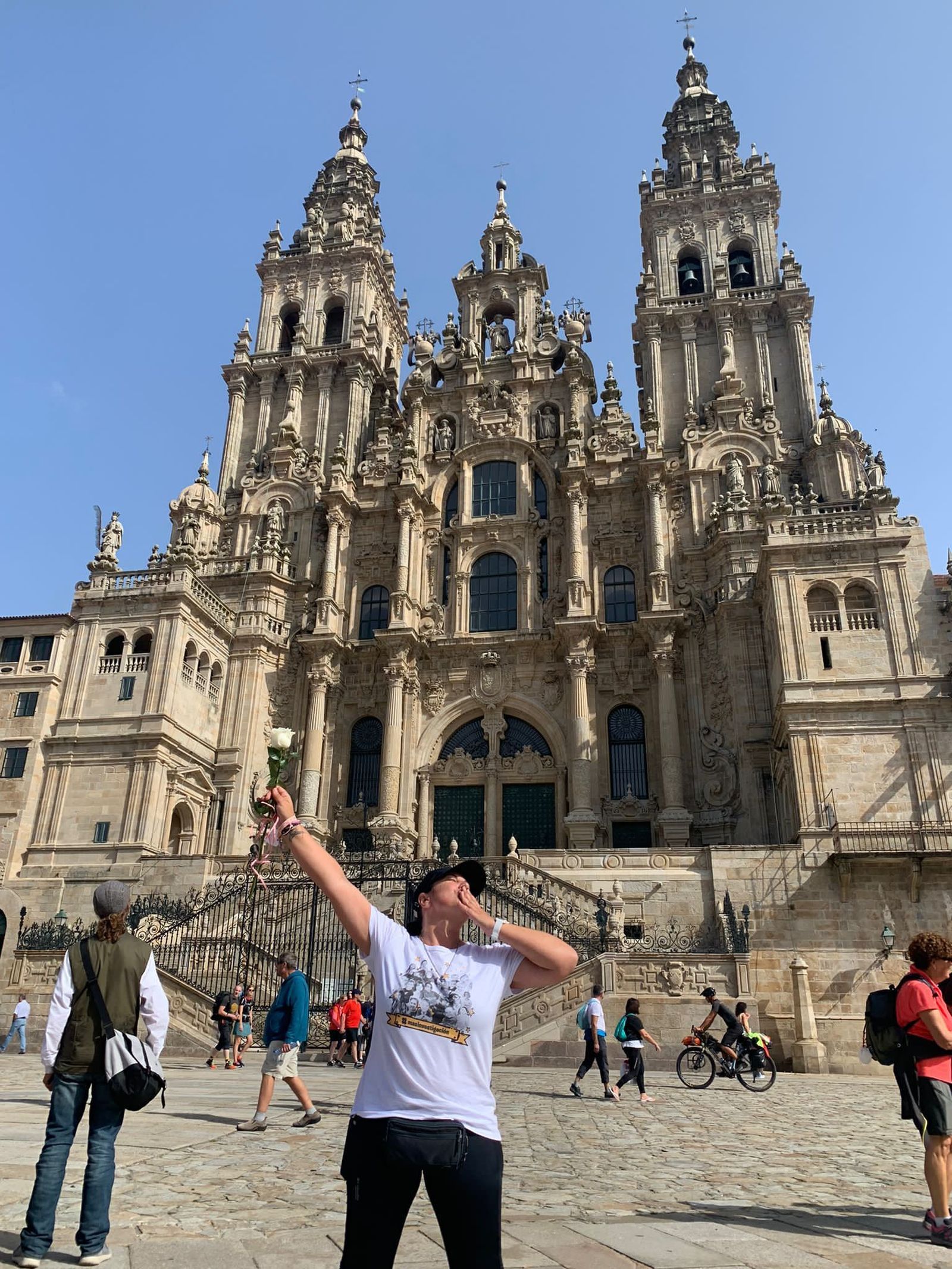 Ángeles, con una rosa en la mano derecha, manda desde Santiago un beso a su hija María.