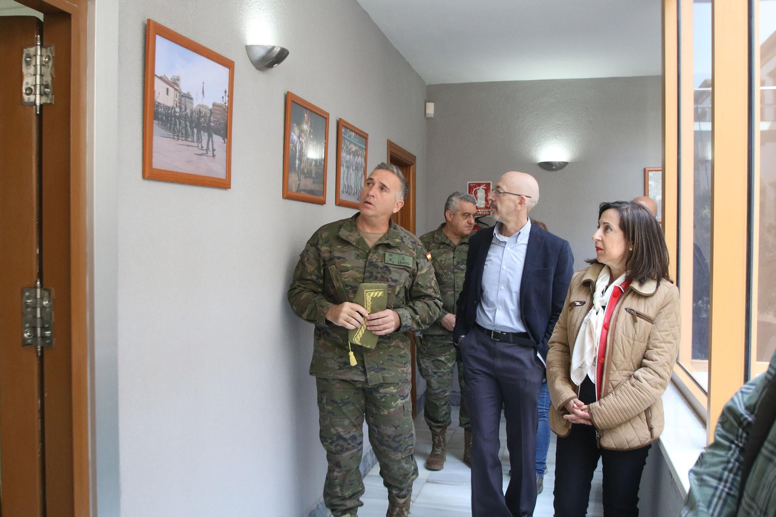 Imágenes de la visita de la ministra de Defensa a la base militar de Viator