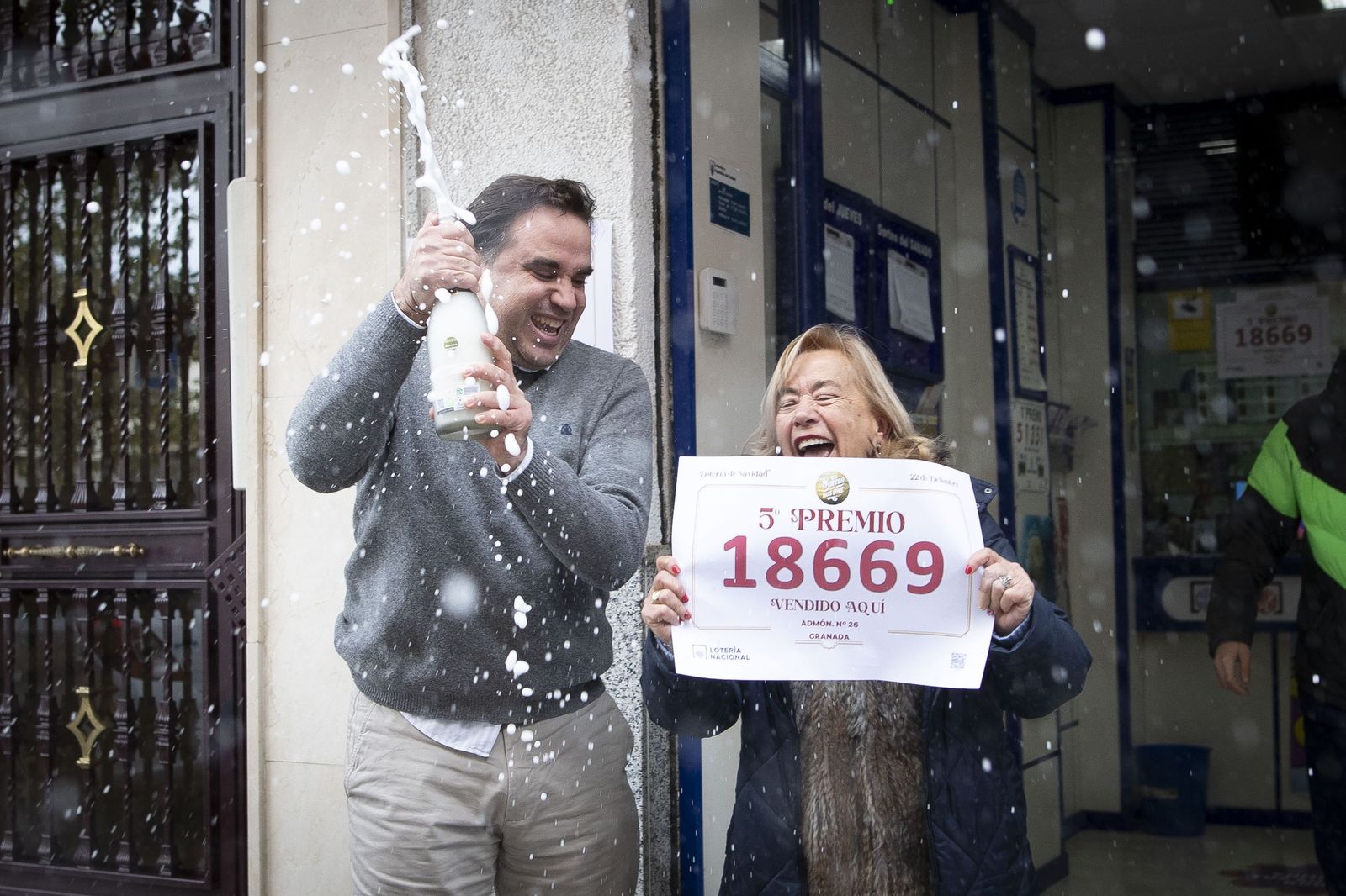 Los dueños de la administración La Abuela Loli de Granada celebrando el quinto premio