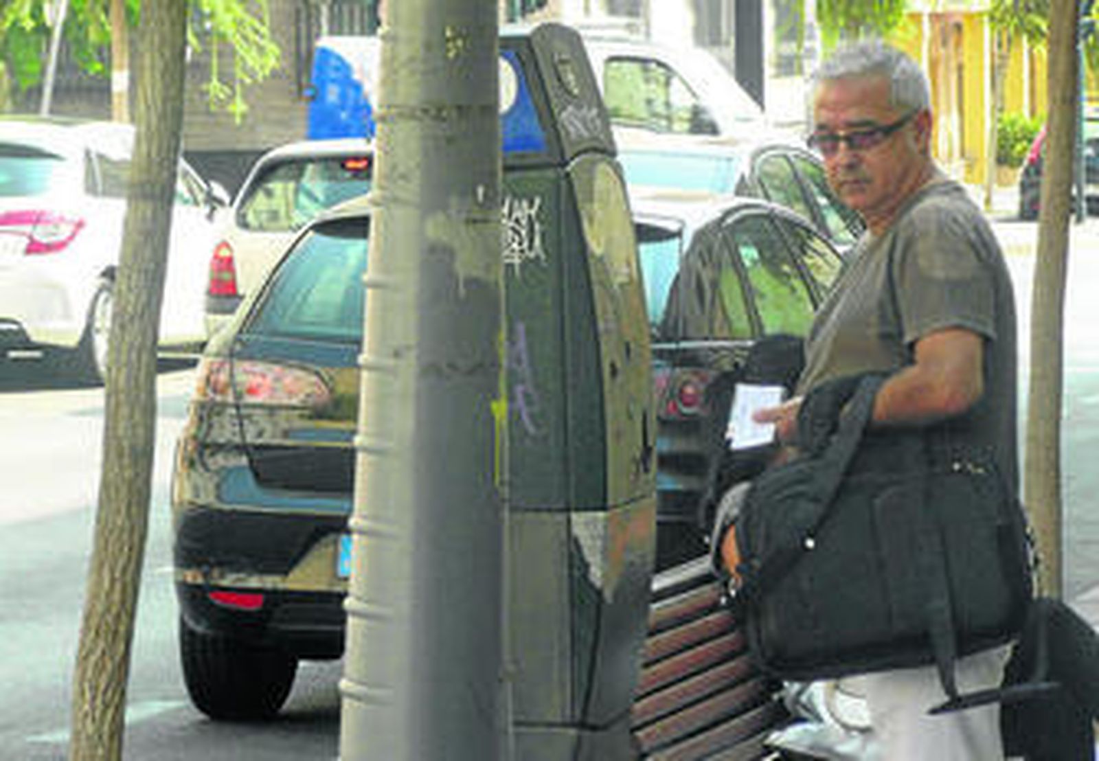 Un usuario de la zona azul se dispone a sacar el ticket.