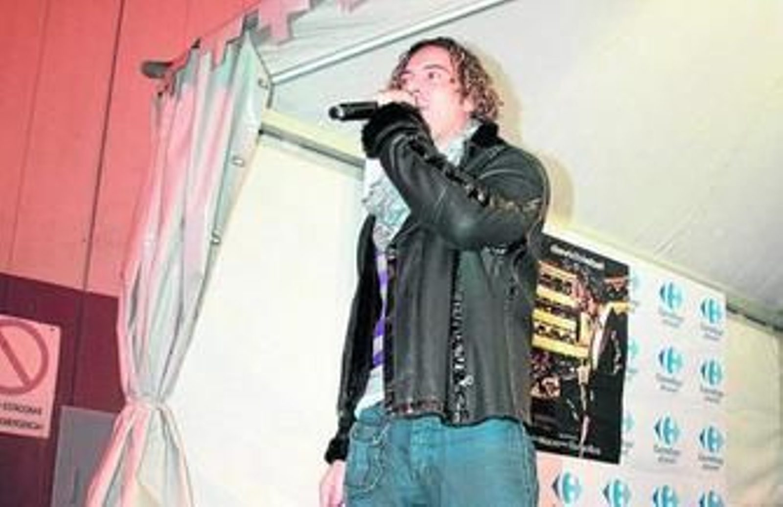 David Bisbal dio las gracias al público que hacía cola para firmarles el disco.