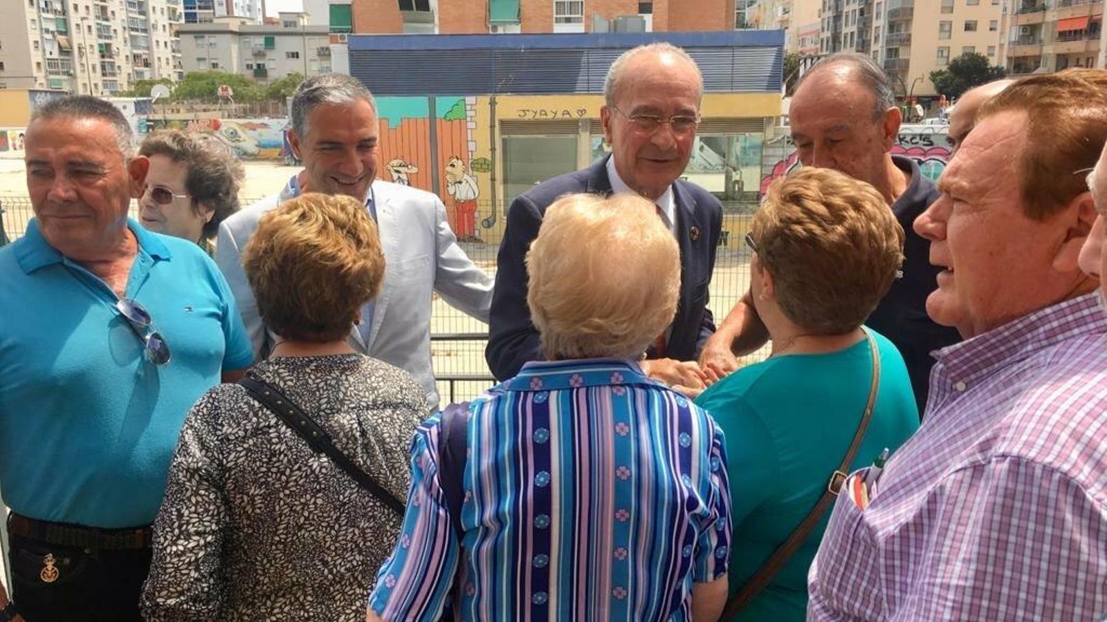 Bendodo y De la Torre, ayer en un acto con los vecinos de Bailén-Miraflores.