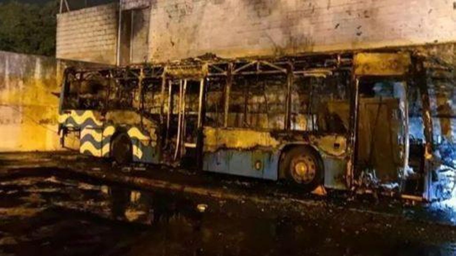 Autobús calcinado en las cocheras de El Portal, en Jerez.
