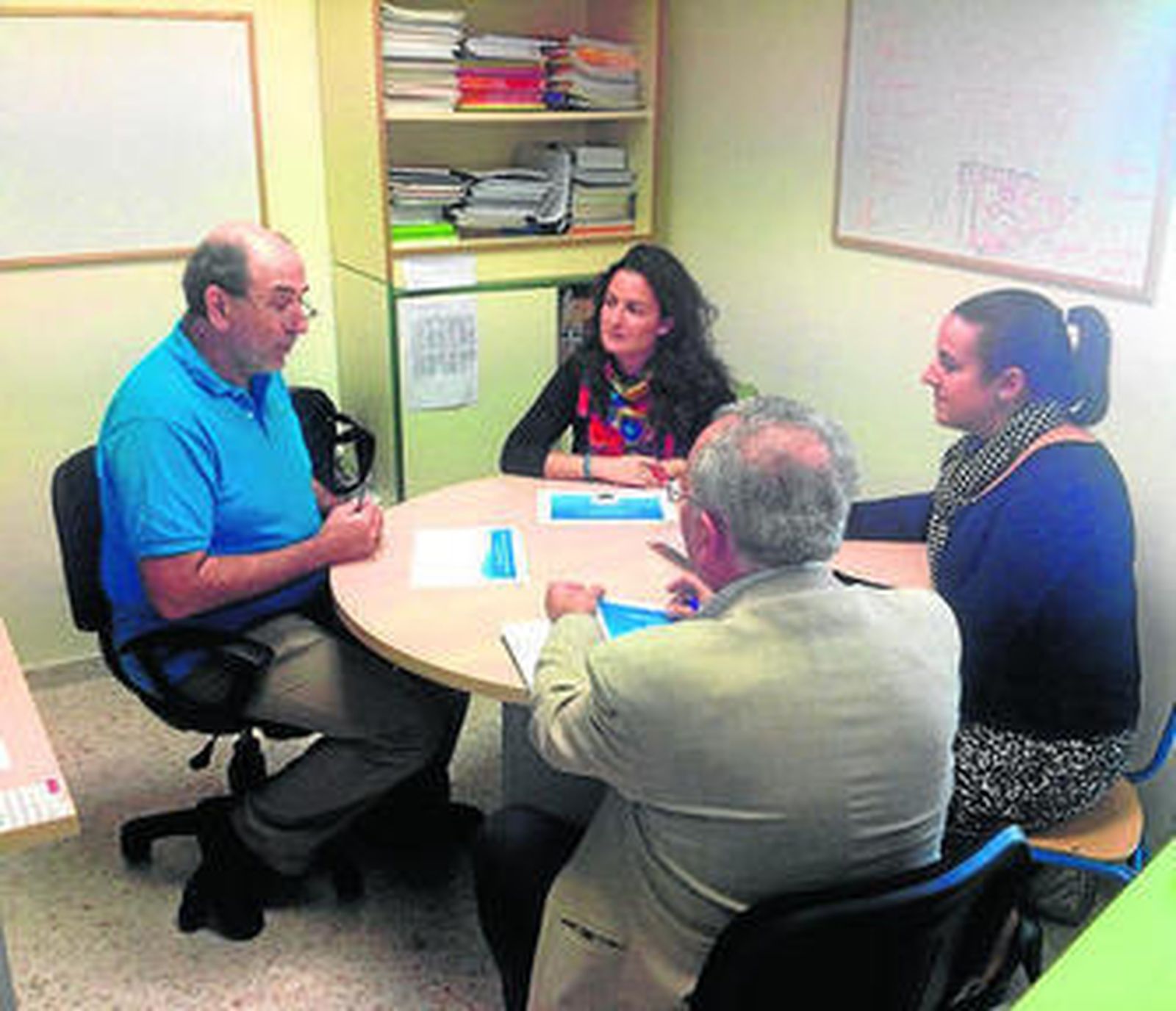 Laura Ruiz, reunida con los responsables del colegio Pelayo.