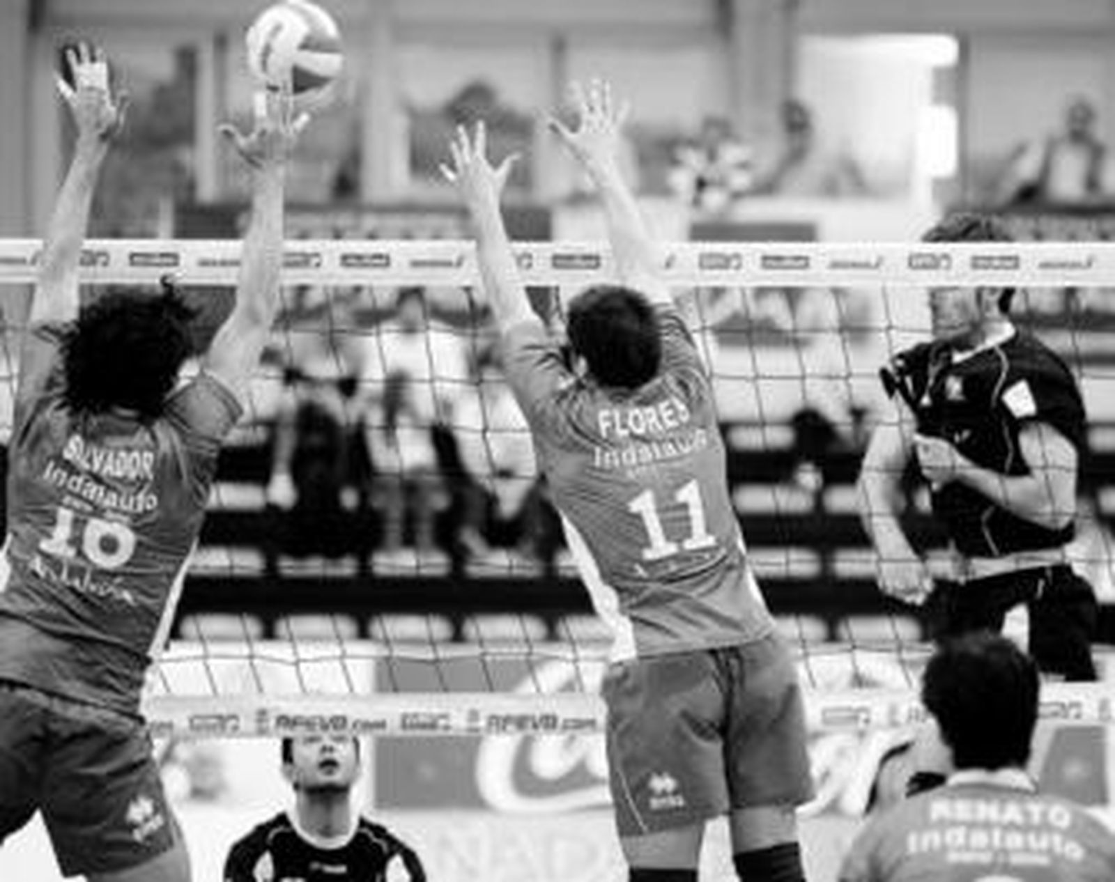 Juanjo Salvador y Alfonso Flores intentan bloquear un remate del Universidad de Granada.