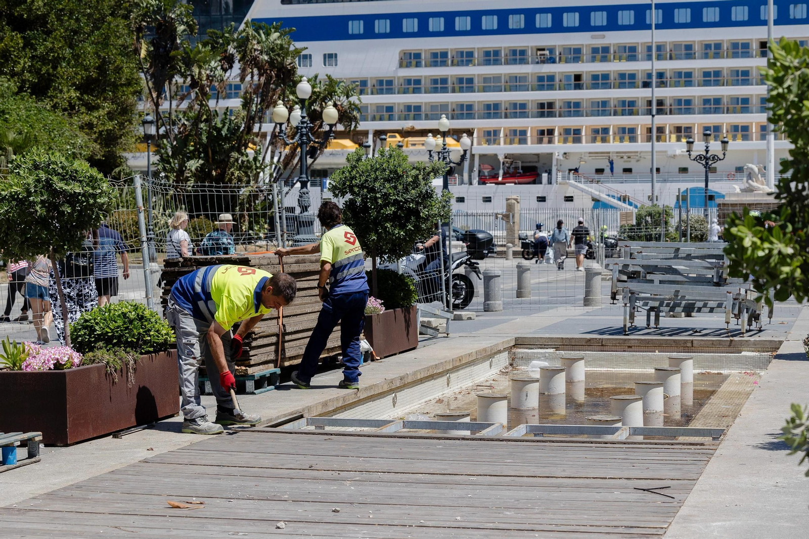 Imagen de archivo de los tecnicos de mantenimiento dando los ultimos retoques a las fuentes de San Juan de Dios.
