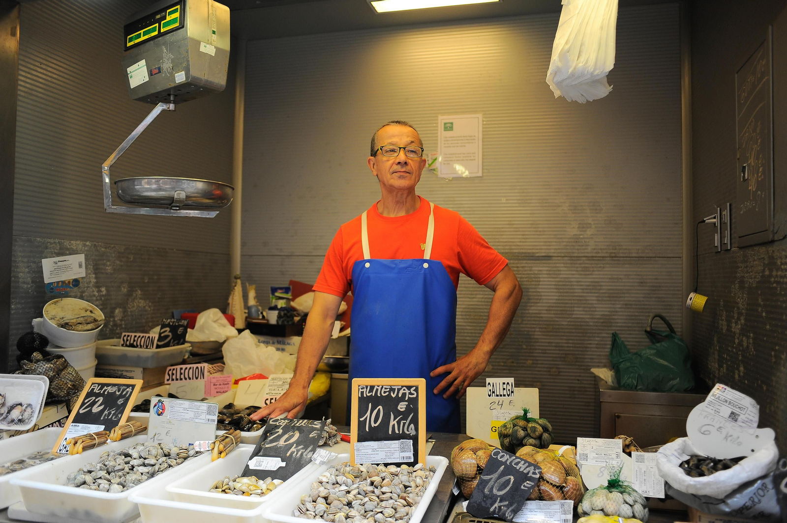 José Luis en su puesto del Mercado de Atarazanas.