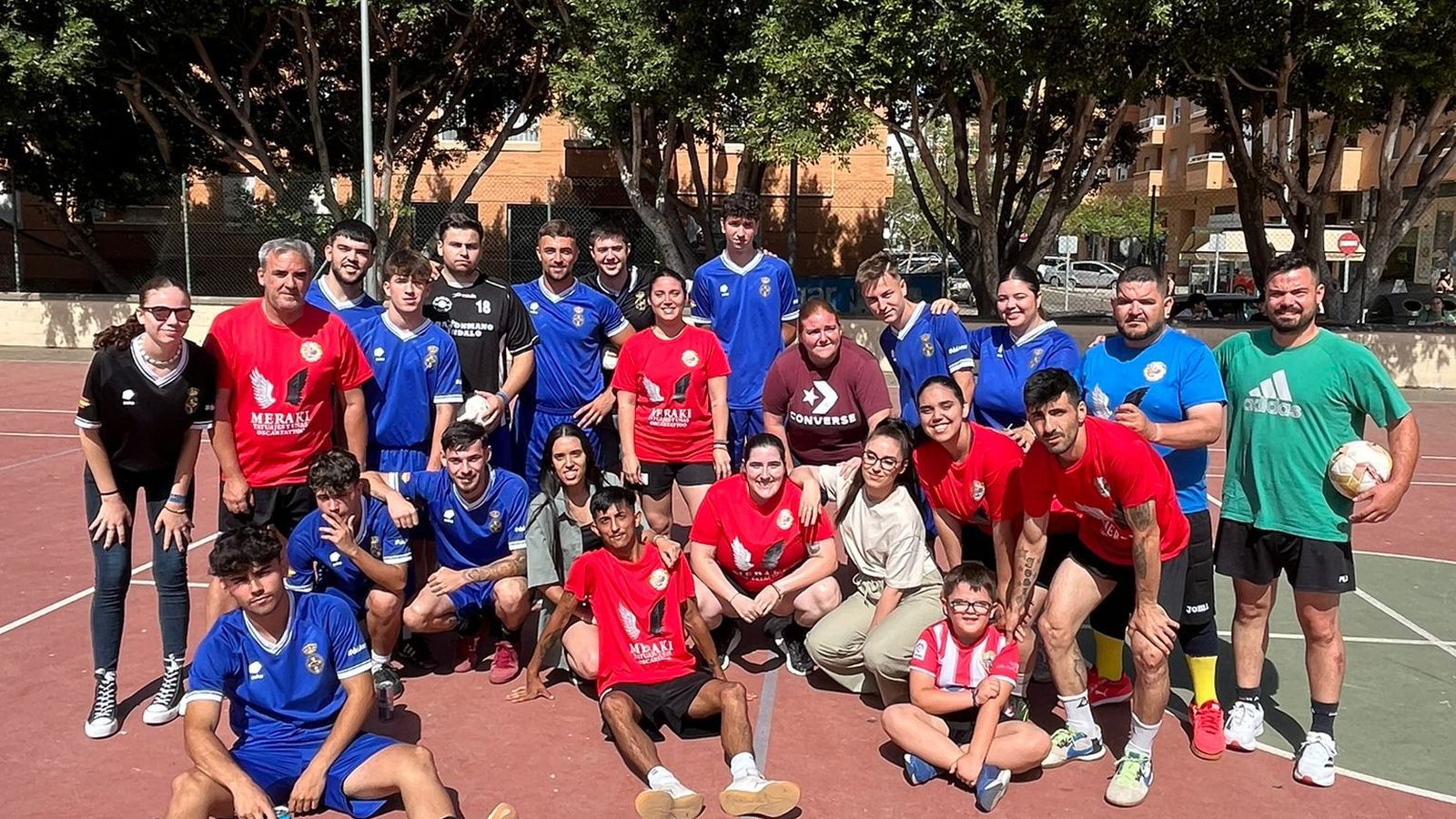 El Amor y la Borriquita posan juntos en una foto fraternal.