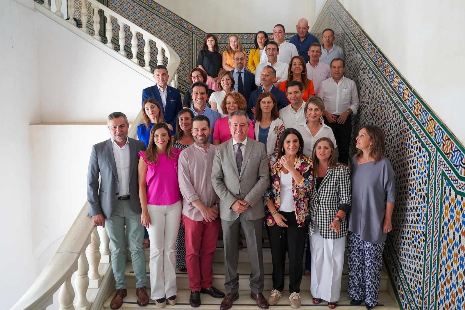 Juan Espadas, junto a los parlamentarios de su grupo. Juan Espadas, junto a los parlamentarios de su grupo.