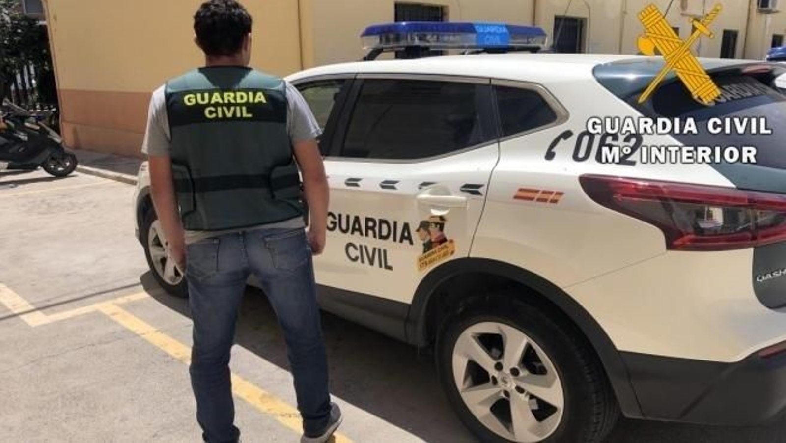 Un agente de la Guardia Civil en una imagen de archivo. Un agente de la Guardia Civil en una imagen de archivo.
