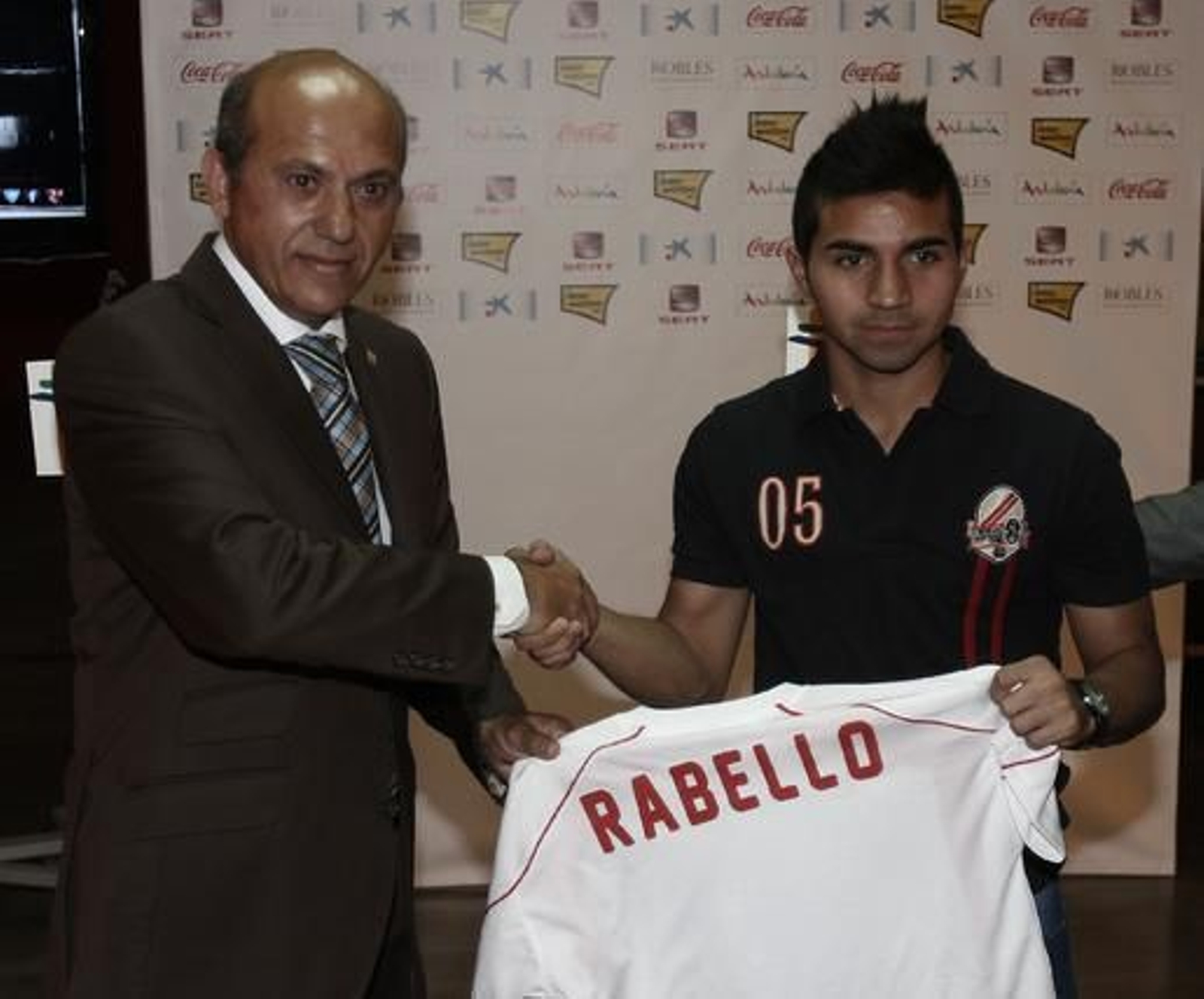 Del Nido le entrega a Rabello su nueva camiseta.

Foto: José Ángel García