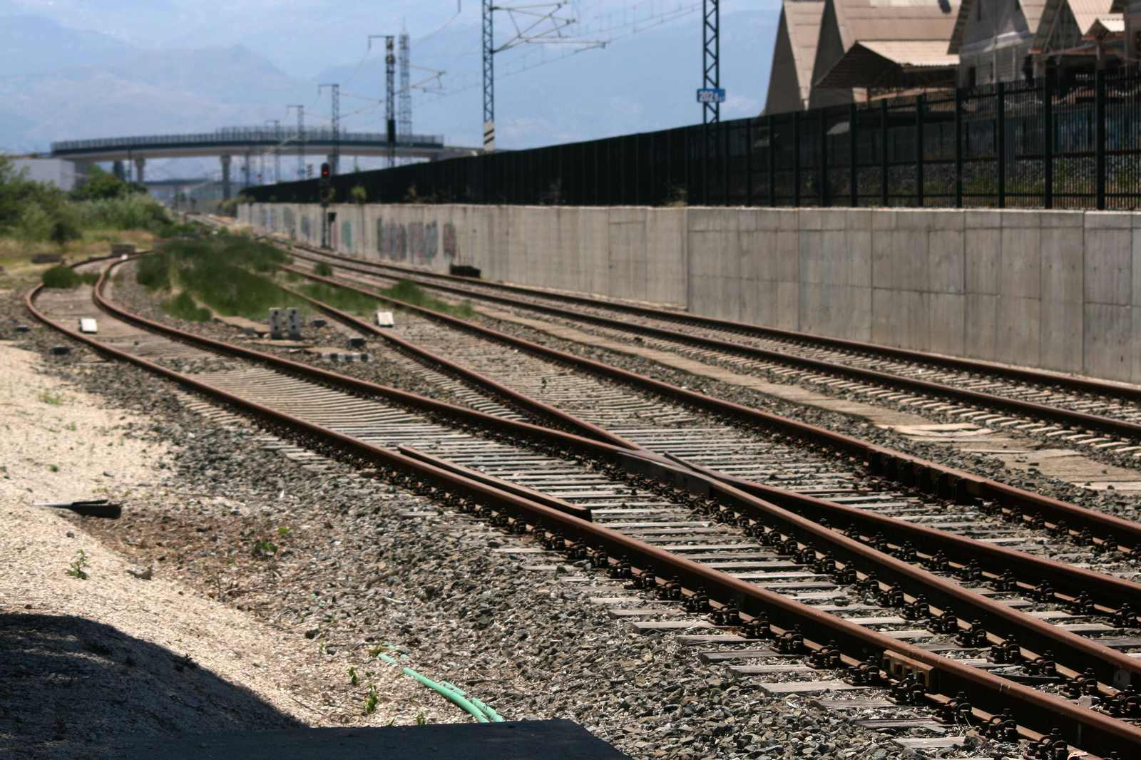 Así está la línea de tren convencional Granada-Bobadilla y algunas estaciones