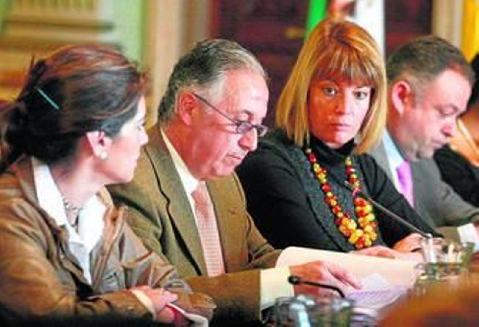 Enrique Pérez Viguera, en un Pleno, flanqueado por Carmen Sacristán y Pilar Miranda.