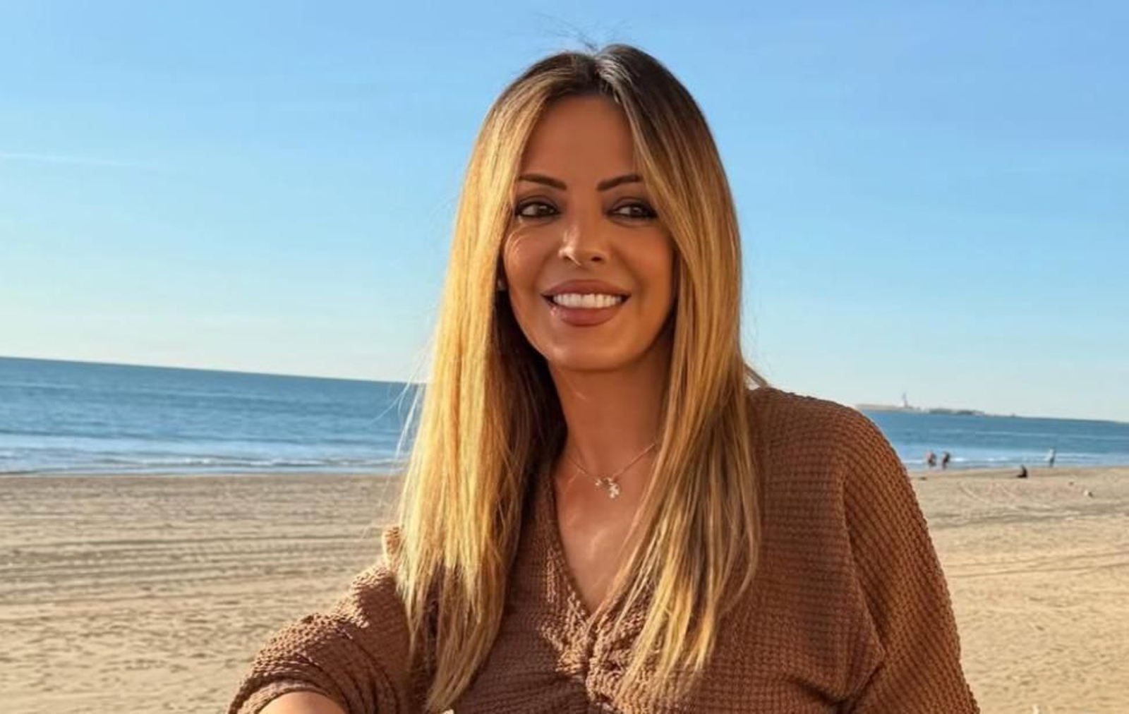 Merche disfrutando de un paseo por esta playa de Cádiz