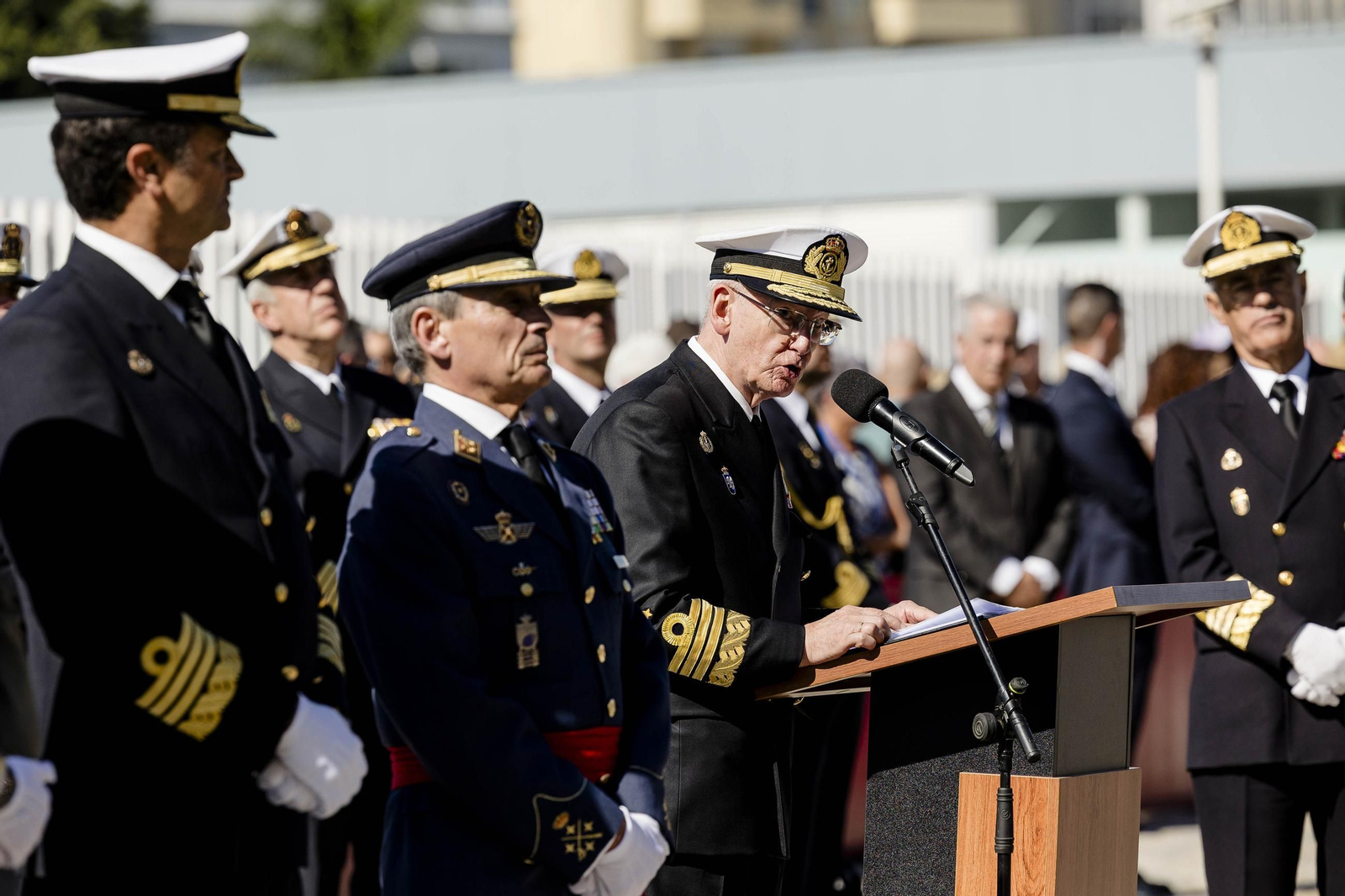 Las imágenes del día del veterano de las Fuerzas Armadas y Guardia Civil en Cádiz.