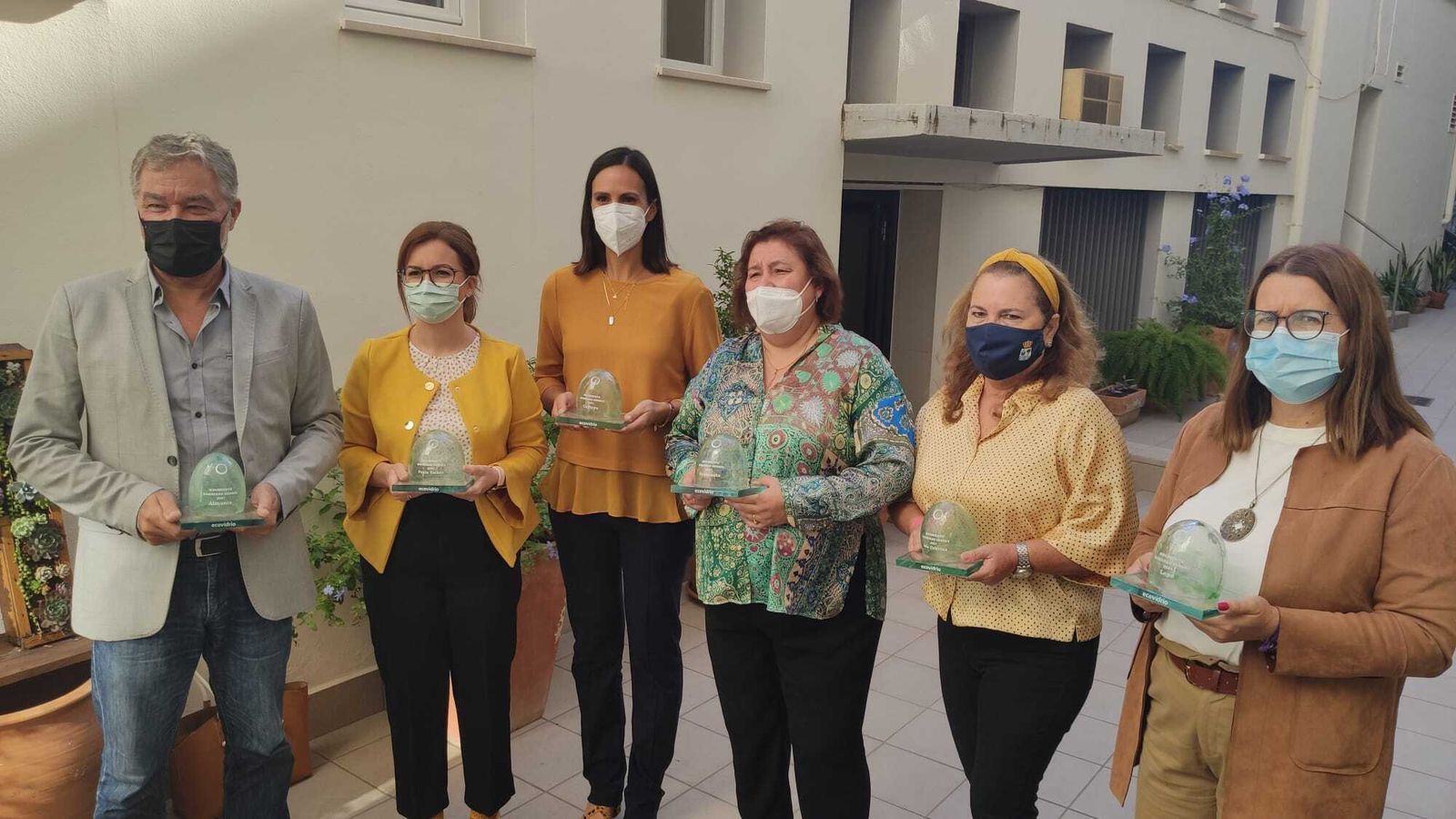 Representantes de los municipios con sus premios.