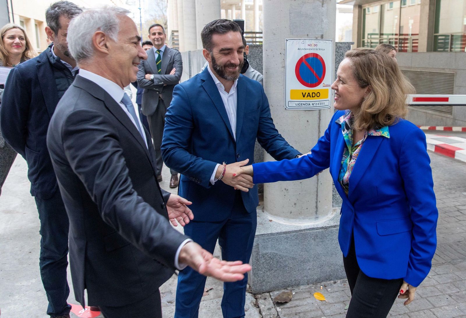 La ministra de Economía y Empresas en funciones, Nadia Calviño, saluda al Consejero Delegado de Vodafone España, Antonio Coimbra (i), y al presidente de Red.es , Francisco Polo .