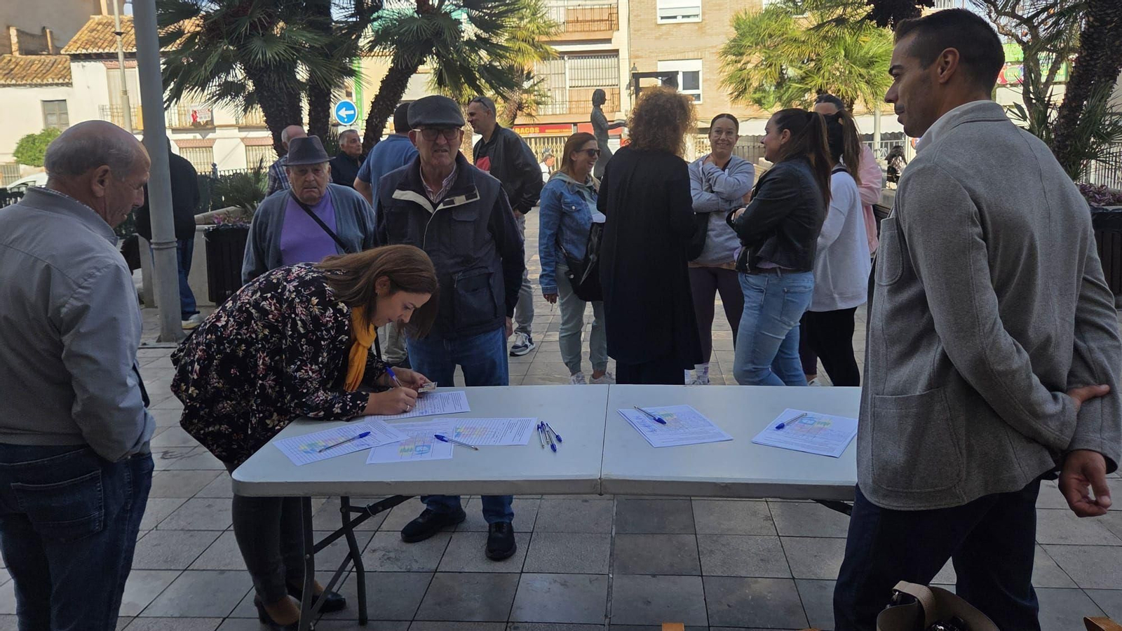 Recogida de firmas en La Zubia Recogida de firmas en La Zubia