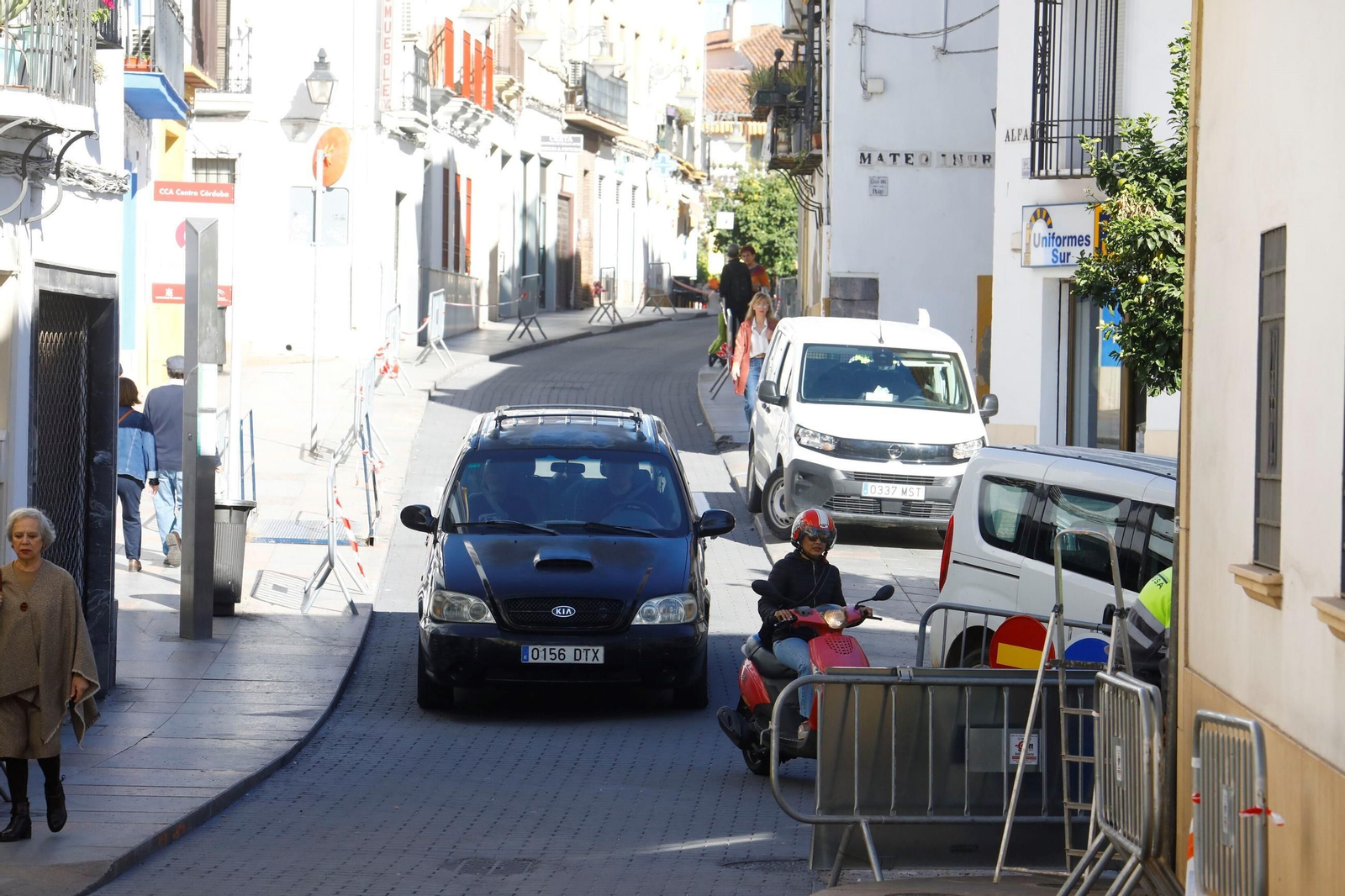 La reapertura al tráfico del primer tramo de la calle Alfaros, en imágenes