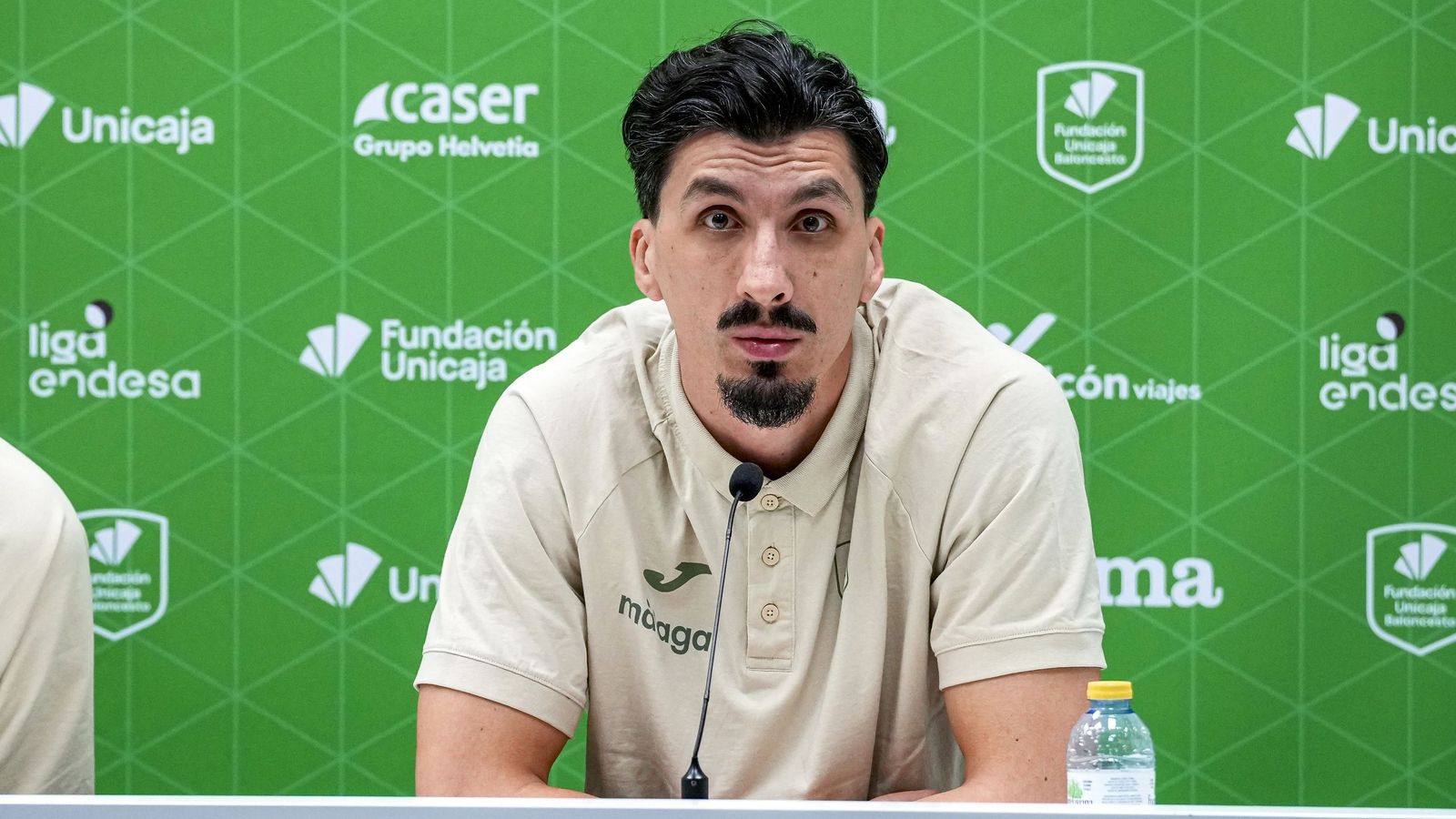 Djedovic, ante los medios.