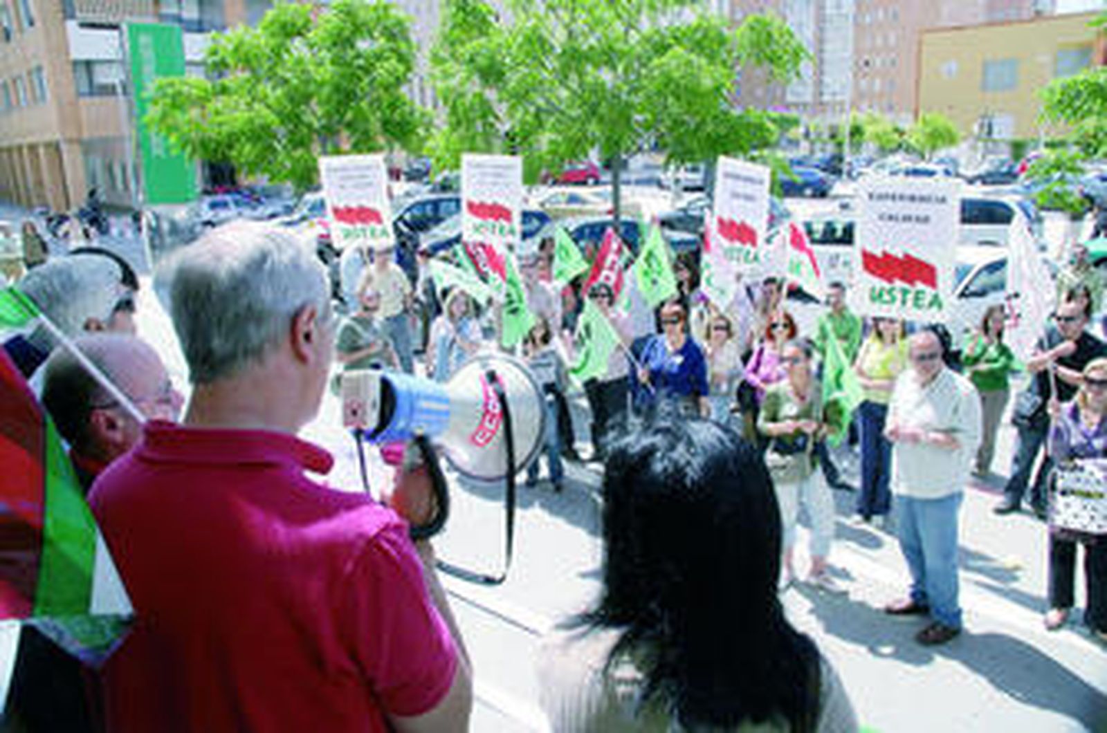 Imagen de la concentración a las puertas de la Delegación de Educación.