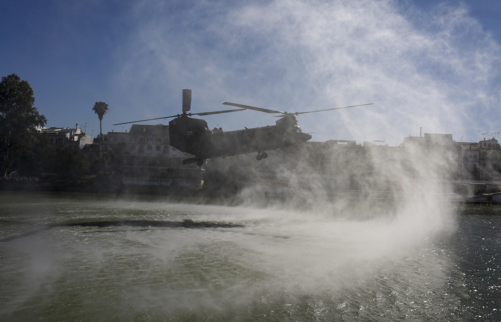 La demostración del Ejército en el Guadalquivir